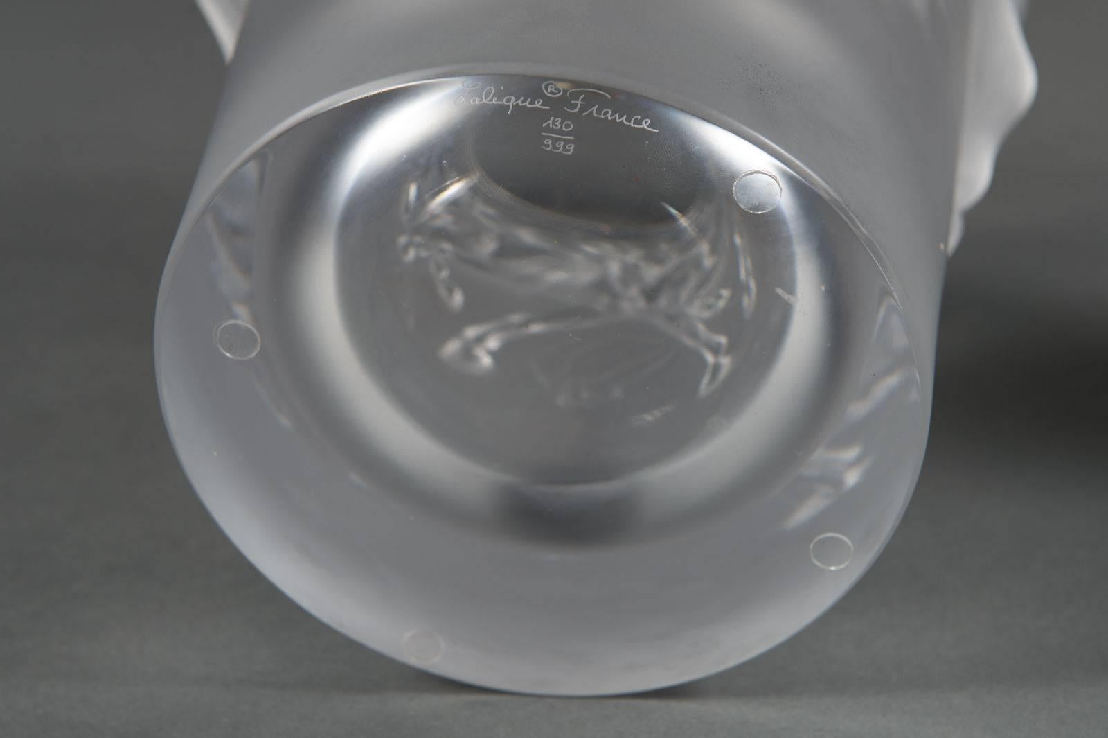 Enveloped by a herd of wild horses, the Equus vase pays homage to the most beautiful conquest ever made by Man, the ultimate symbol of strength and speed. The ground trembles and dances under their crystal hooves, while the movement of their manes