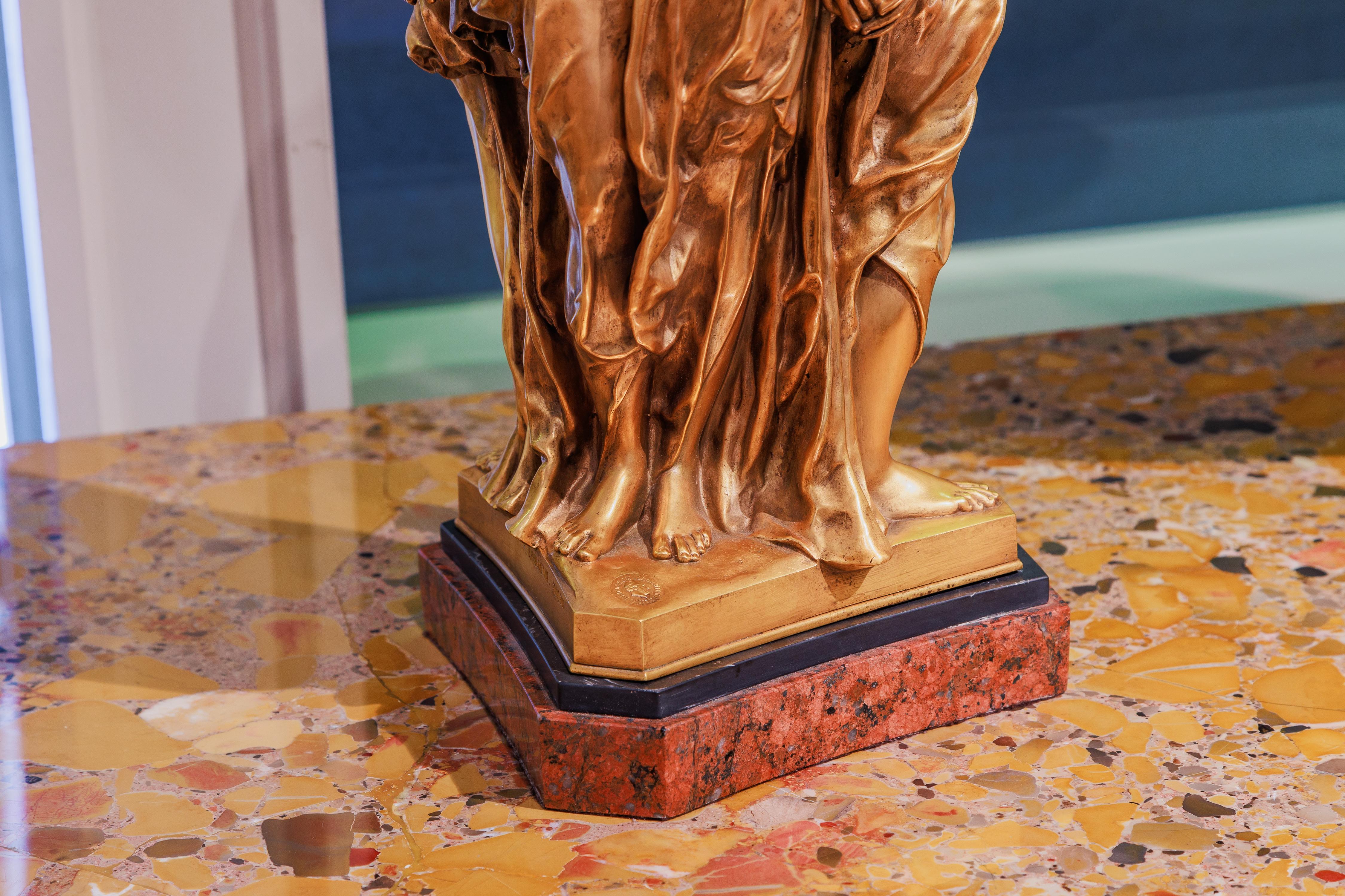 Un très beau et rare centre de table en bronze doré du 19ème siècle par F. Barbedienne. Les trois grâces . La plus belle fonte de bronze doré. Base en marbre. Signé avec les marques de la fonderie 