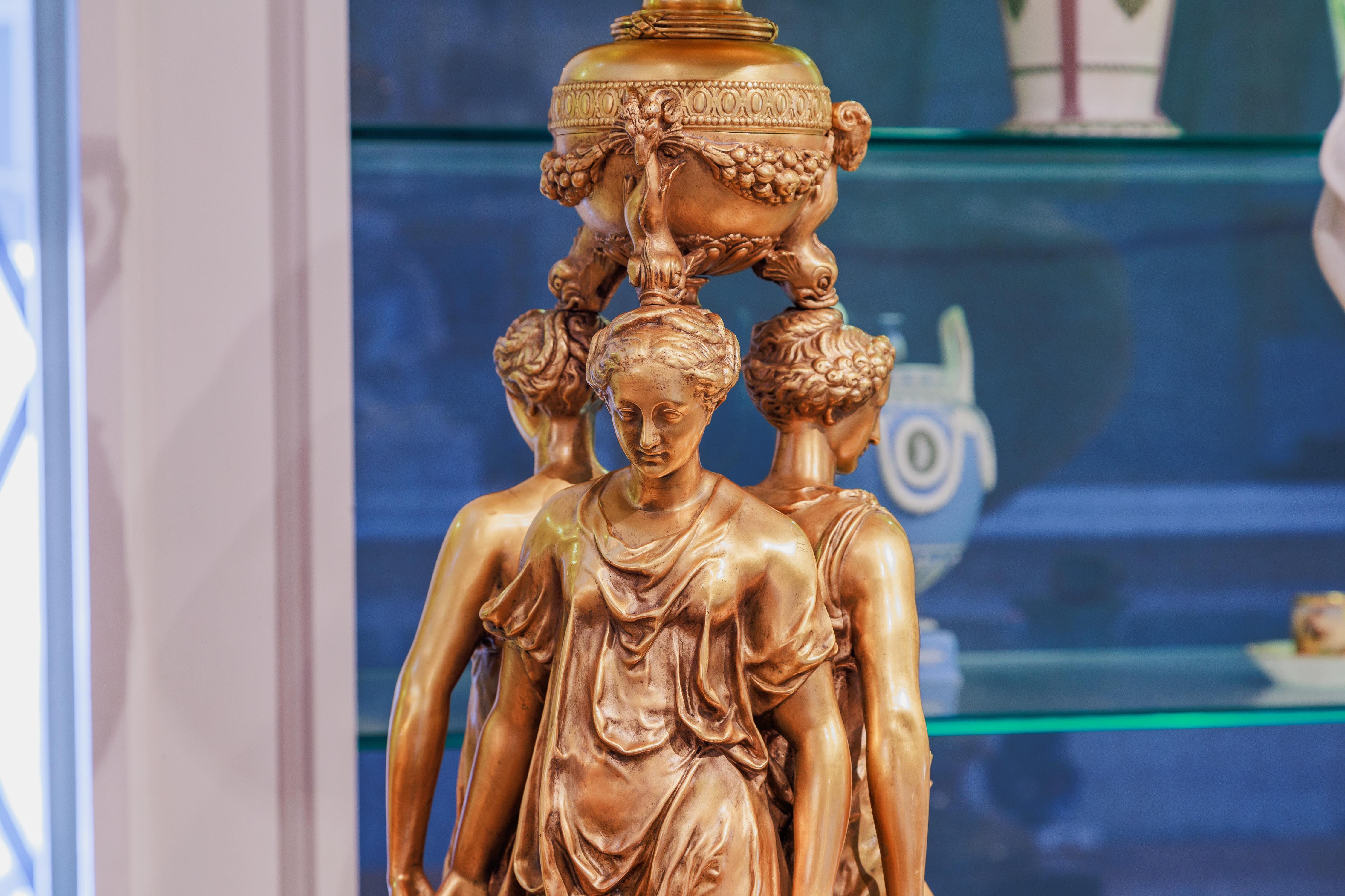 Belle Époque A  beau grand centre de table en bronze doré du 19e C. C.C. Les trois grilles de Barbedienne en vente