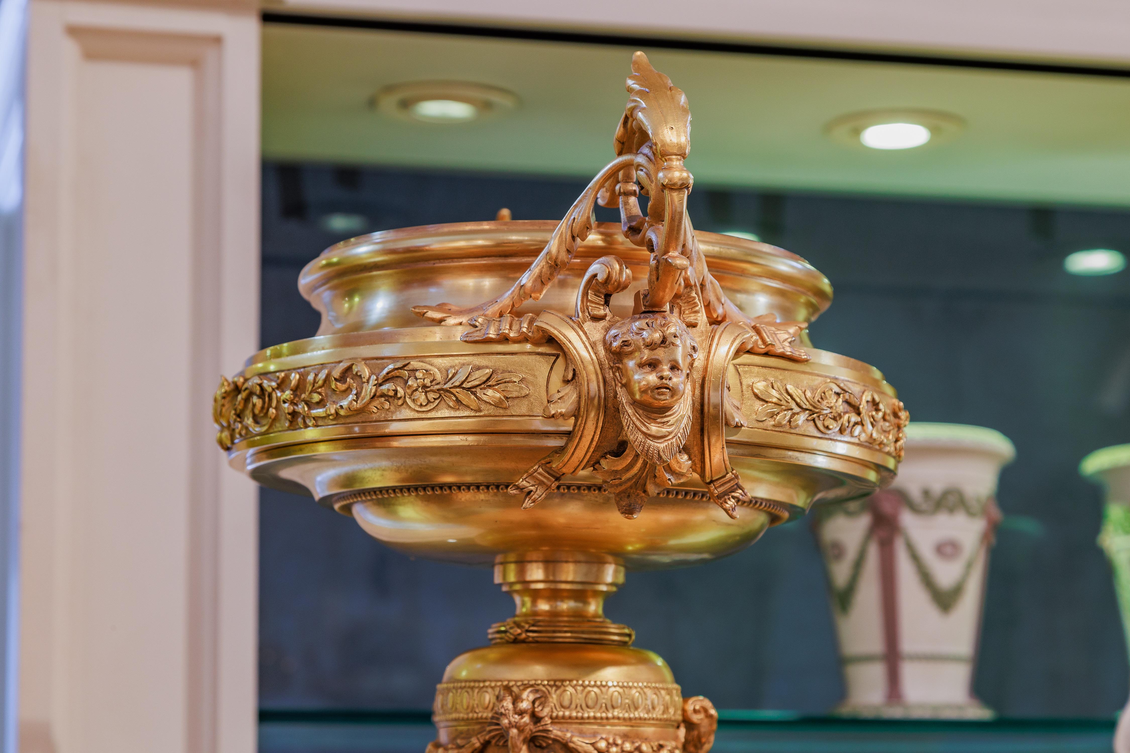Français A  beau grand centre de table en bronze doré du 19e C. C.C. Les trois grilles de Barbedienne en vente