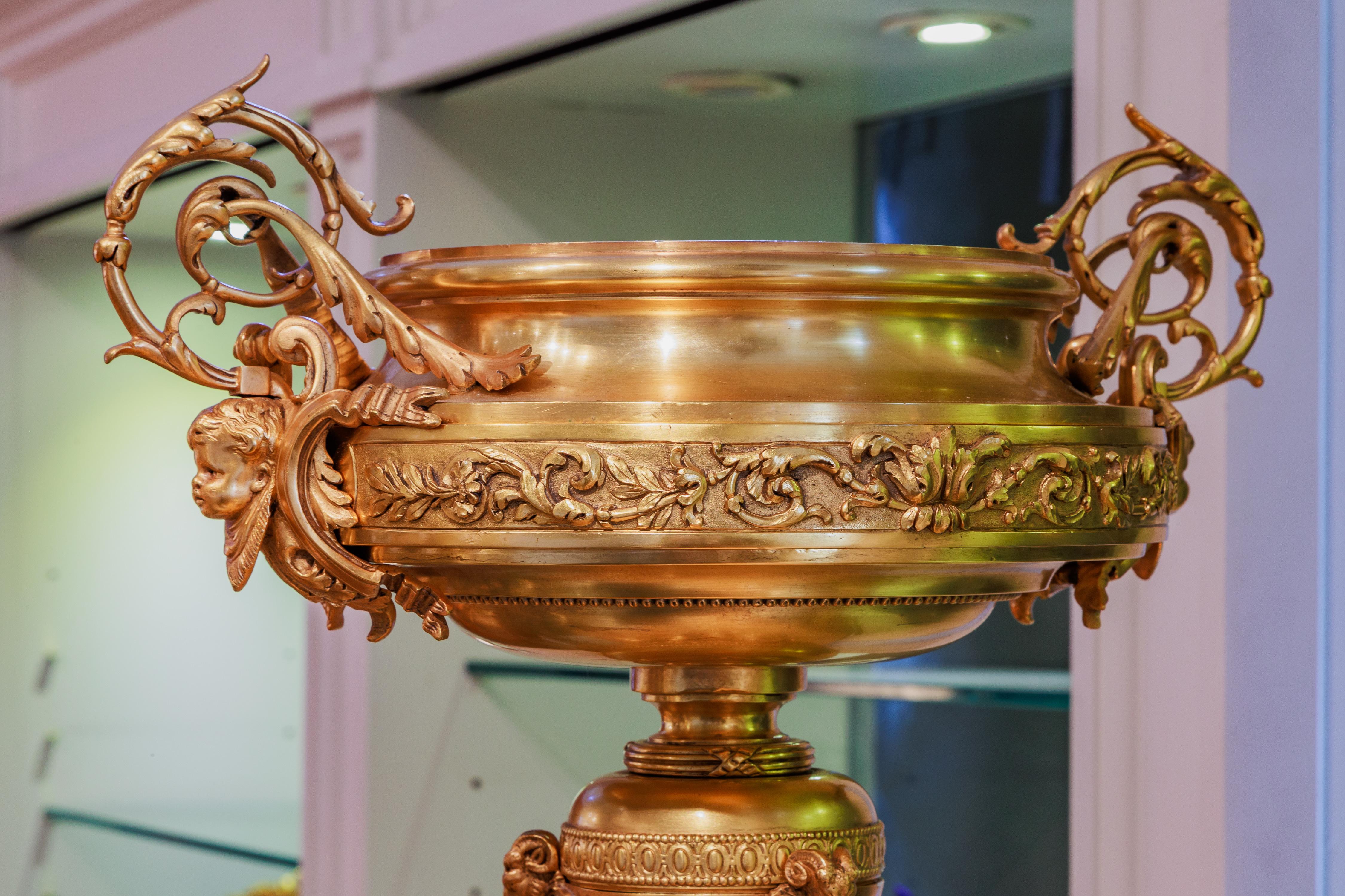 XIXe siècle A  beau grand centre de table en bronze doré du 19e C. C.C. Les trois grilles de Barbedienne en vente