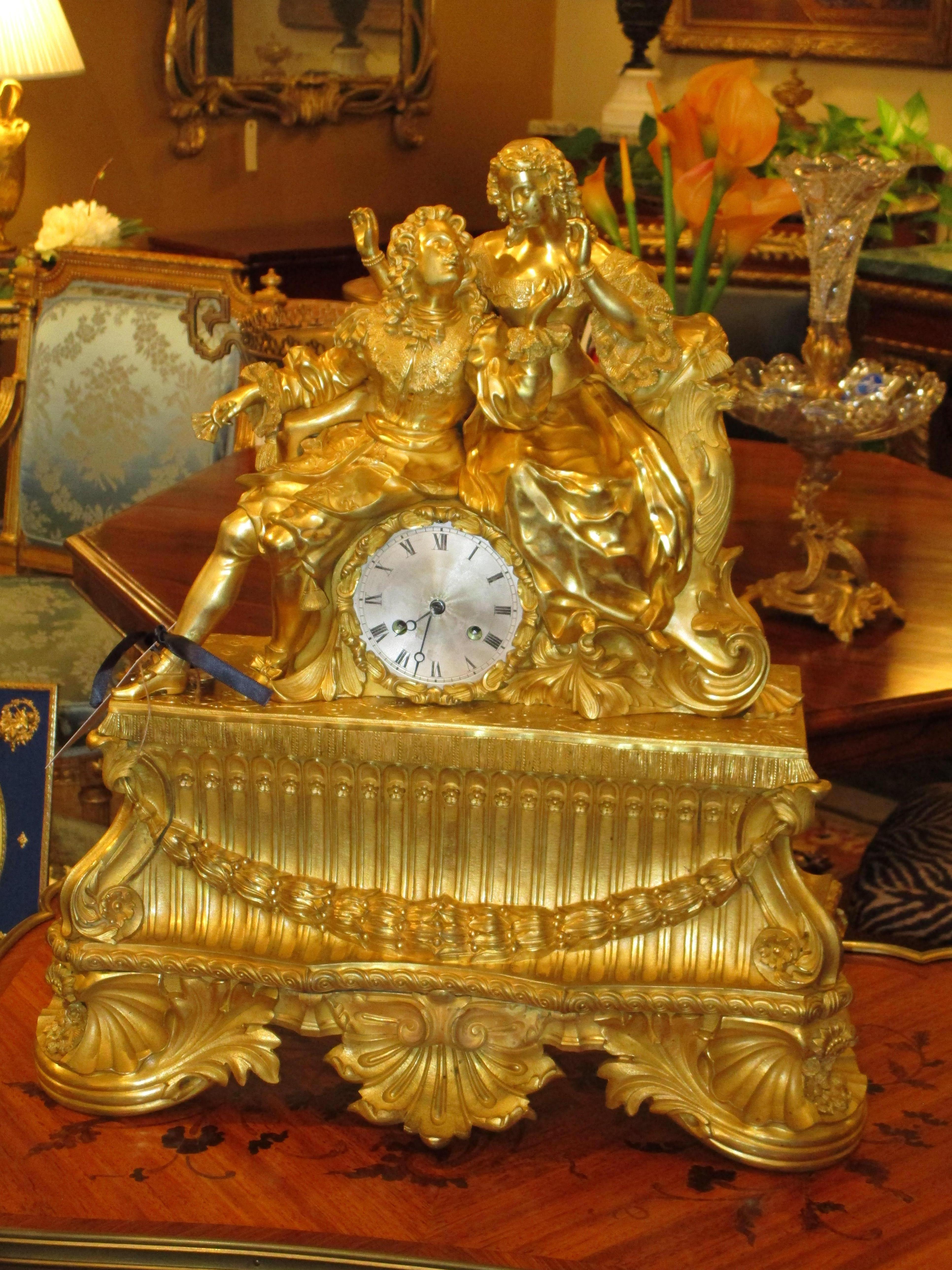 XIXe siècle Une belle grande horloge de cheminée française du 19ème siècle en bronze doré.  en vente