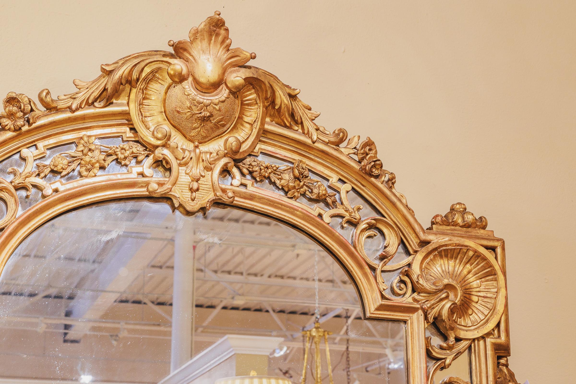 Ein feiner großer vergoldeter und handgeschnitzter großer Regence-Spiegel aus dem 19. Jahrhundert (Louis XIV.) im Angebot