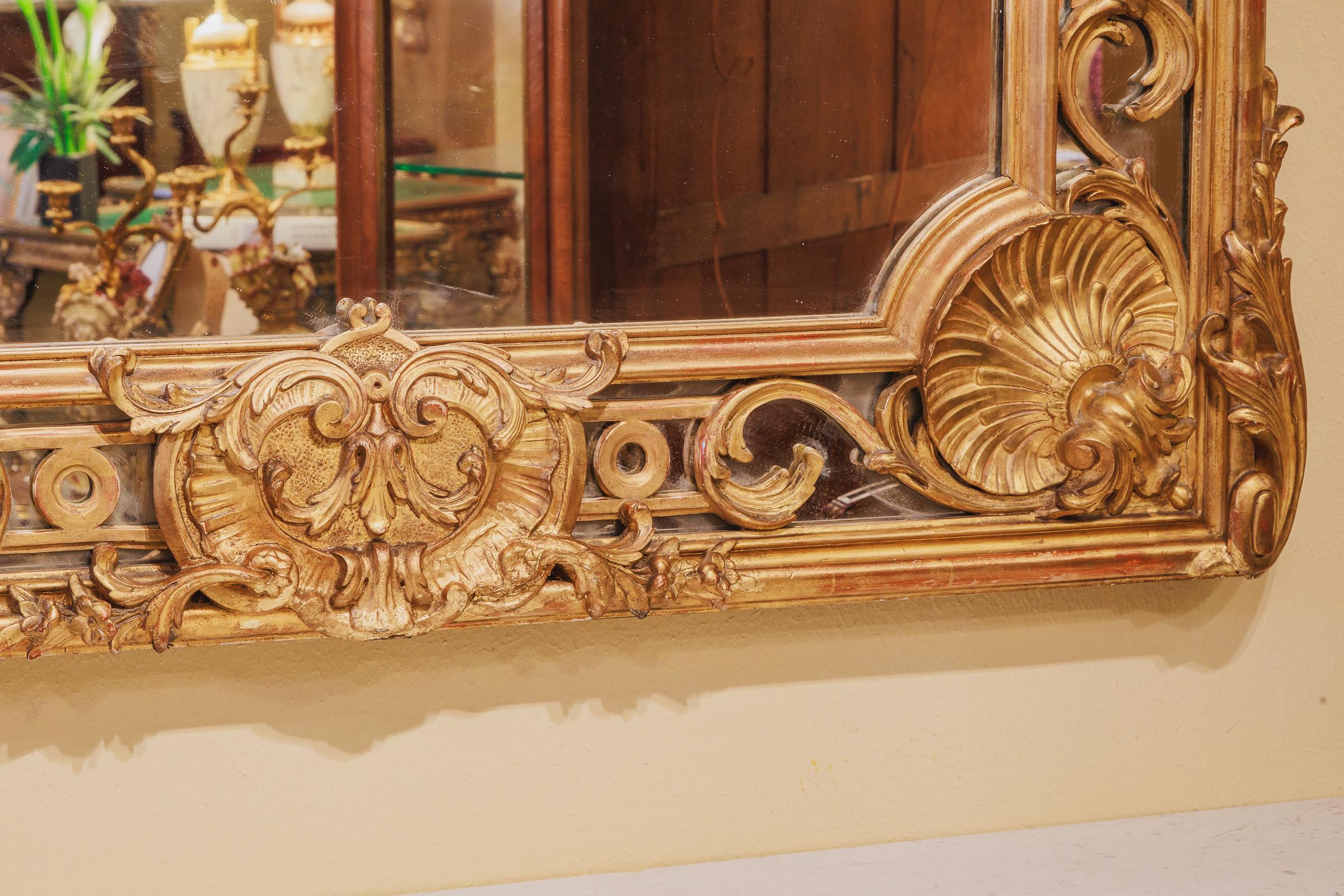 Ein feiner großer vergoldeter und handgeschnitzter großer Regence-Spiegel aus dem 19. Jahrhundert (Handgeschnitzt) im Angebot