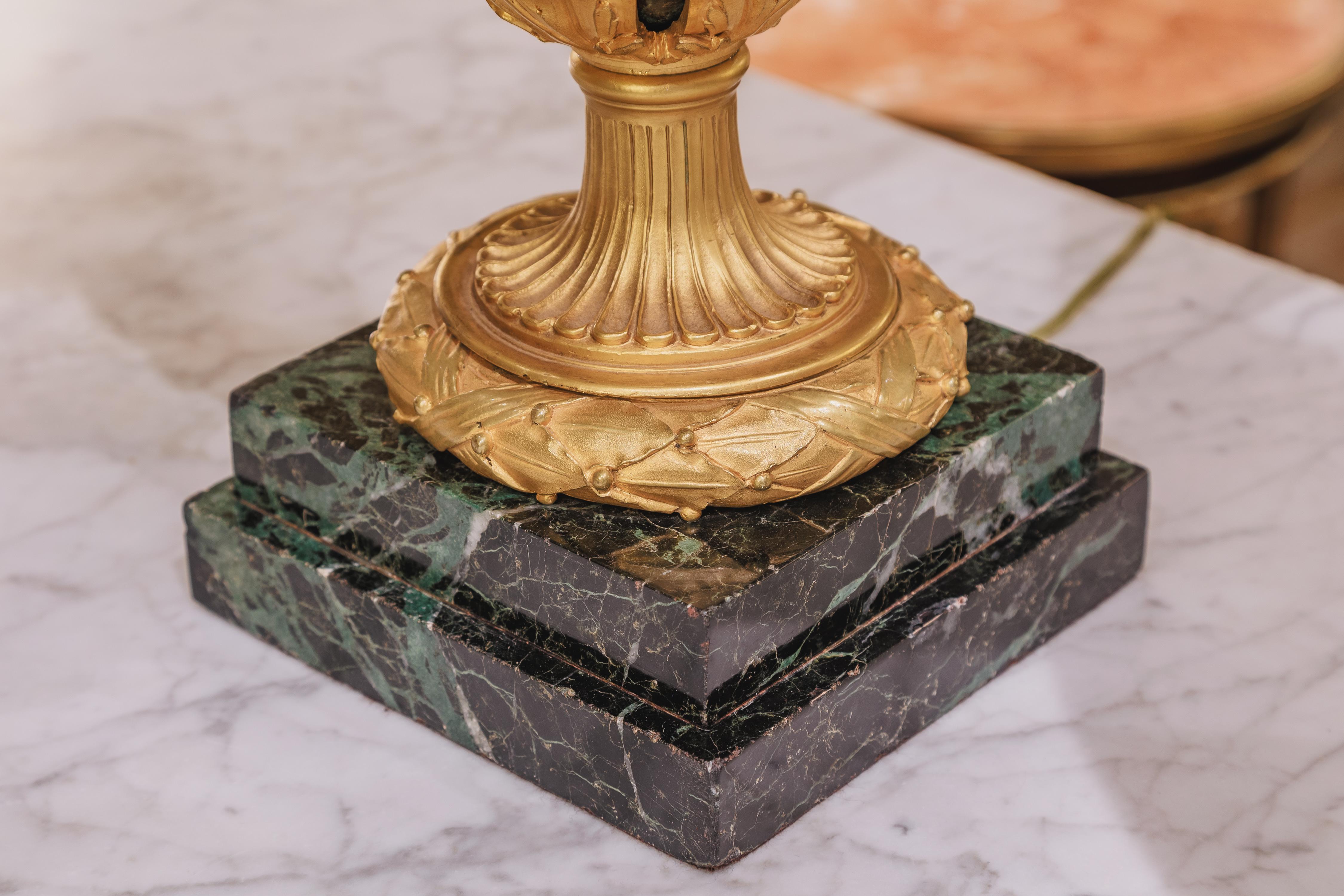 Francese Bella coppia di lampade a urna in marmo e bronzo dorato francesi Luigi XVI del XIX secolo in vendita