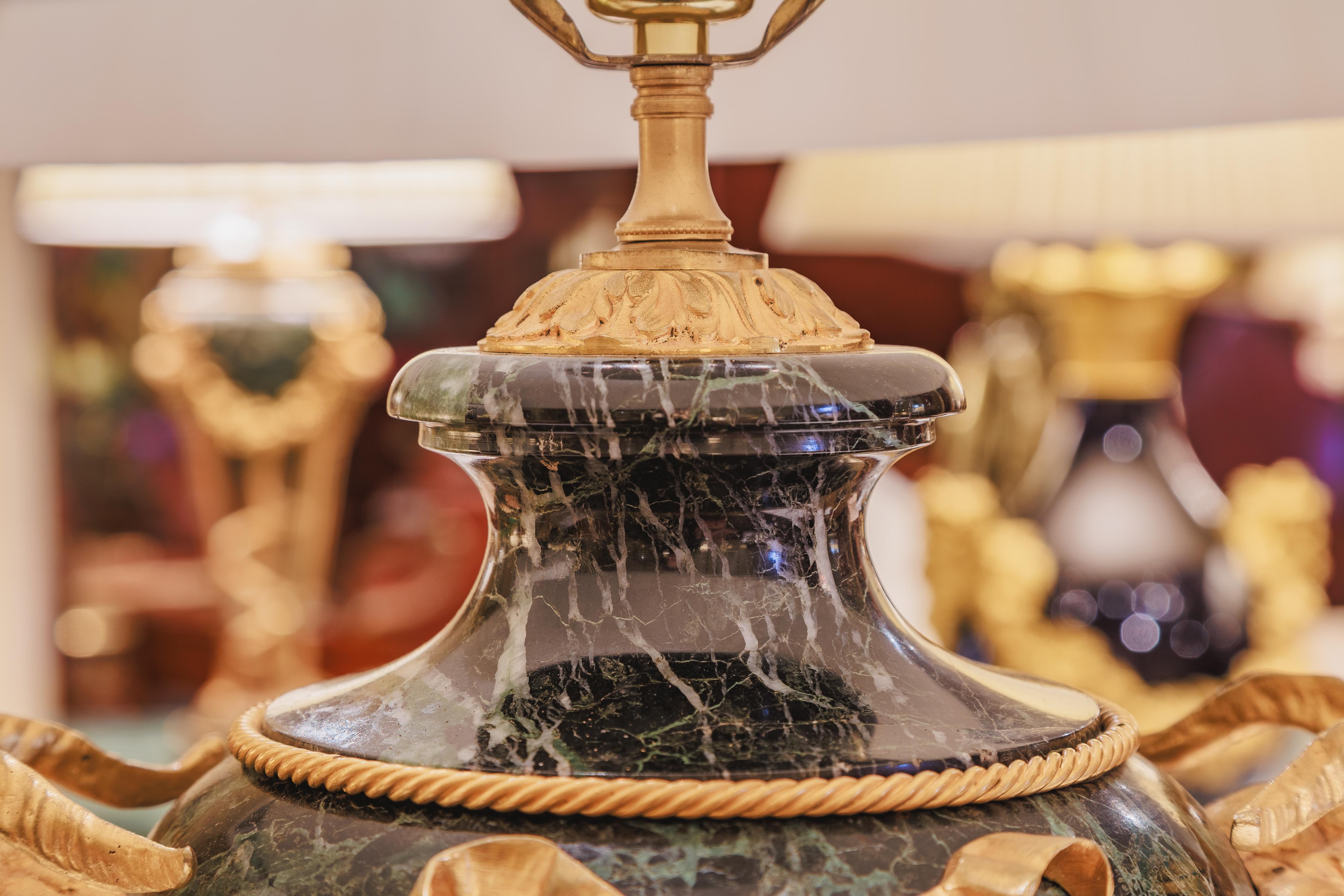 Bella coppia di lampade a urna in marmo e bronzo dorato francesi Luigi XVI del XIX secolo In condizioni buone in vendita a Dallas, TX