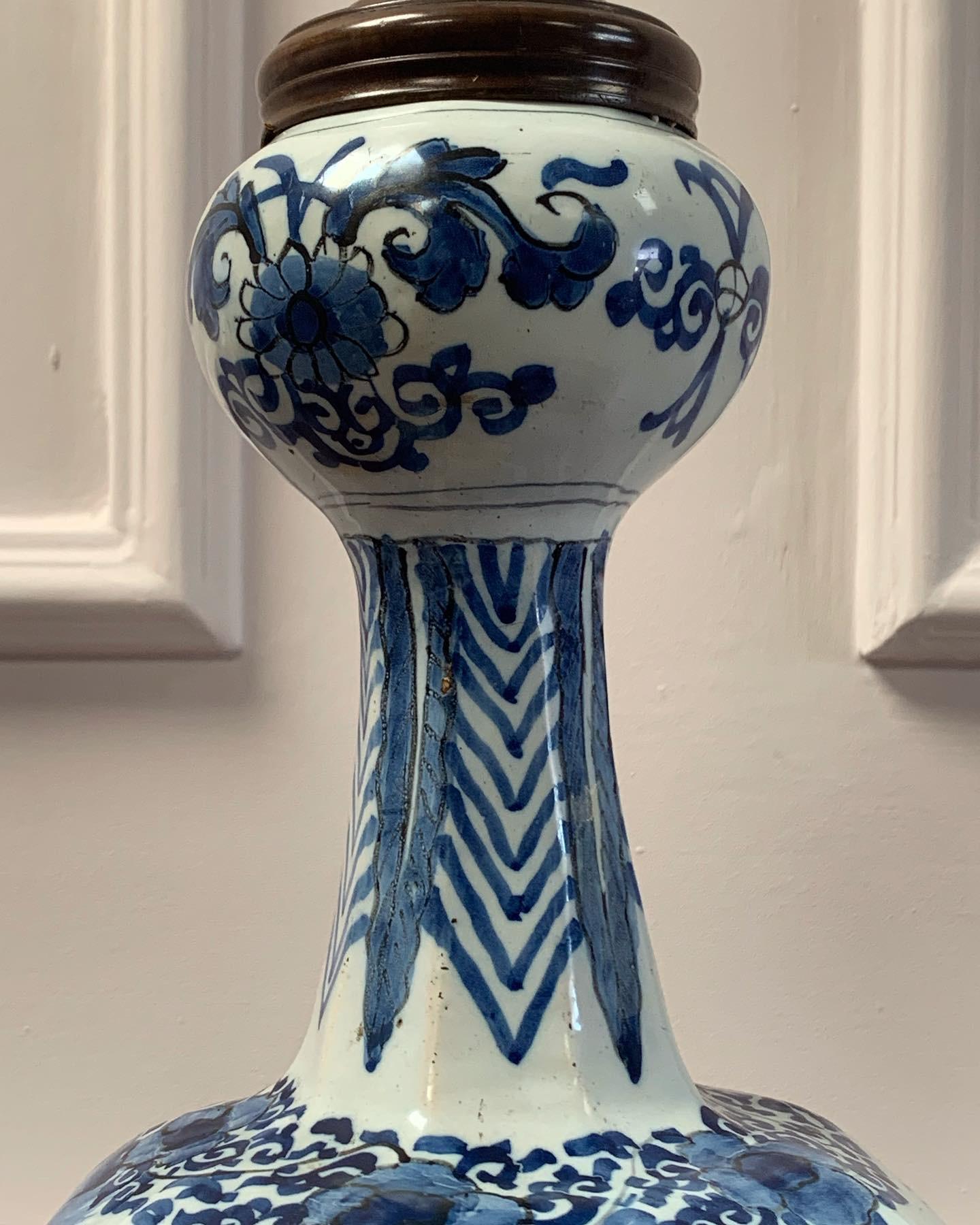 Chinoiserie Fine Late 17th Century Delft Garlic Vase Lamp For Sale