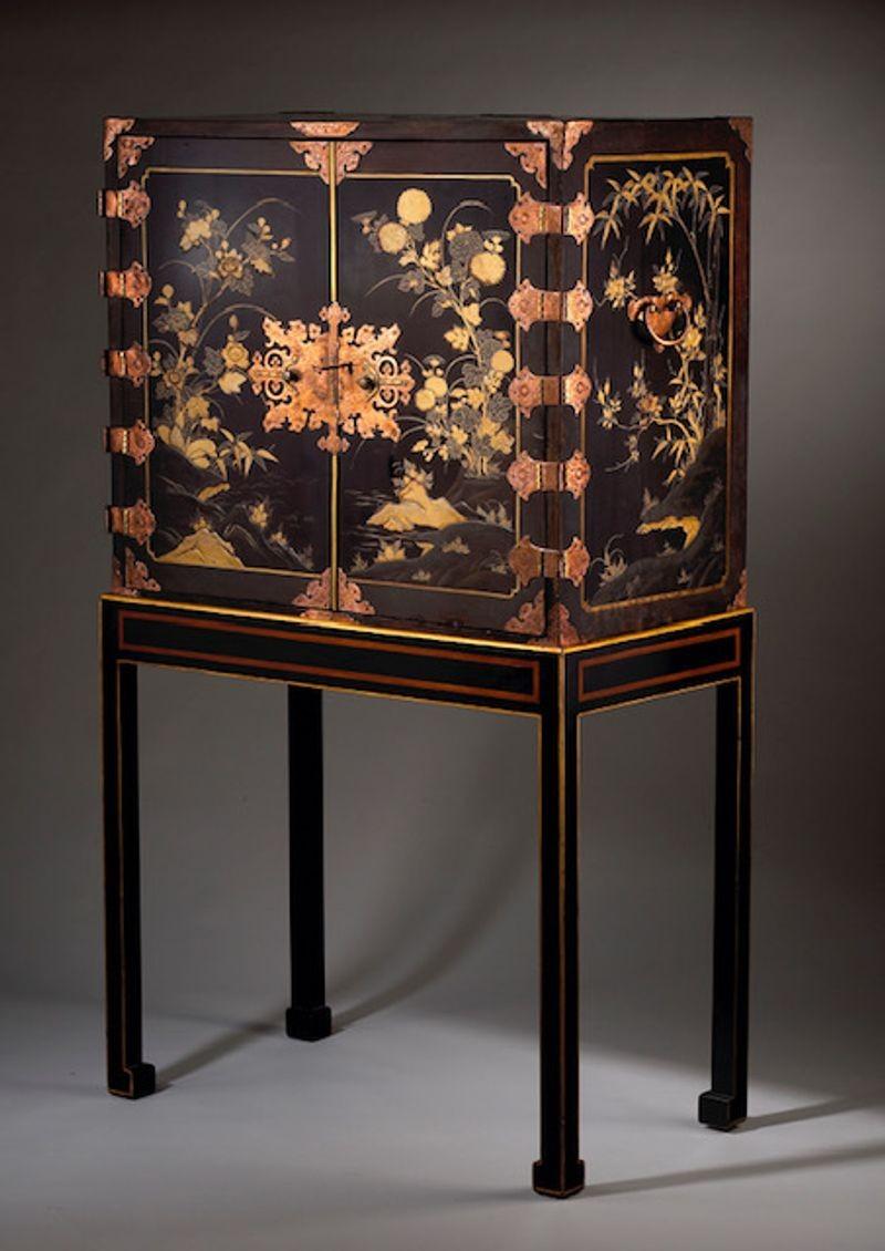 A fine quality late 17th century japanese lacquer cabinet with beautiful floral design to both the inside and out of the whole item. These cabinets where popular with the english country houses, presented on a contemporary black stand.
Circa 1690.