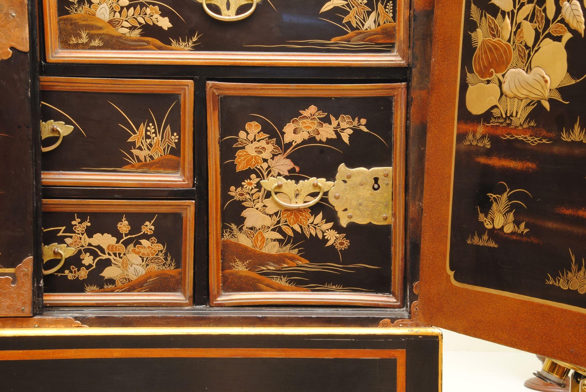 Fine Late 17th Century Japanese Lacquer Cabinet 1