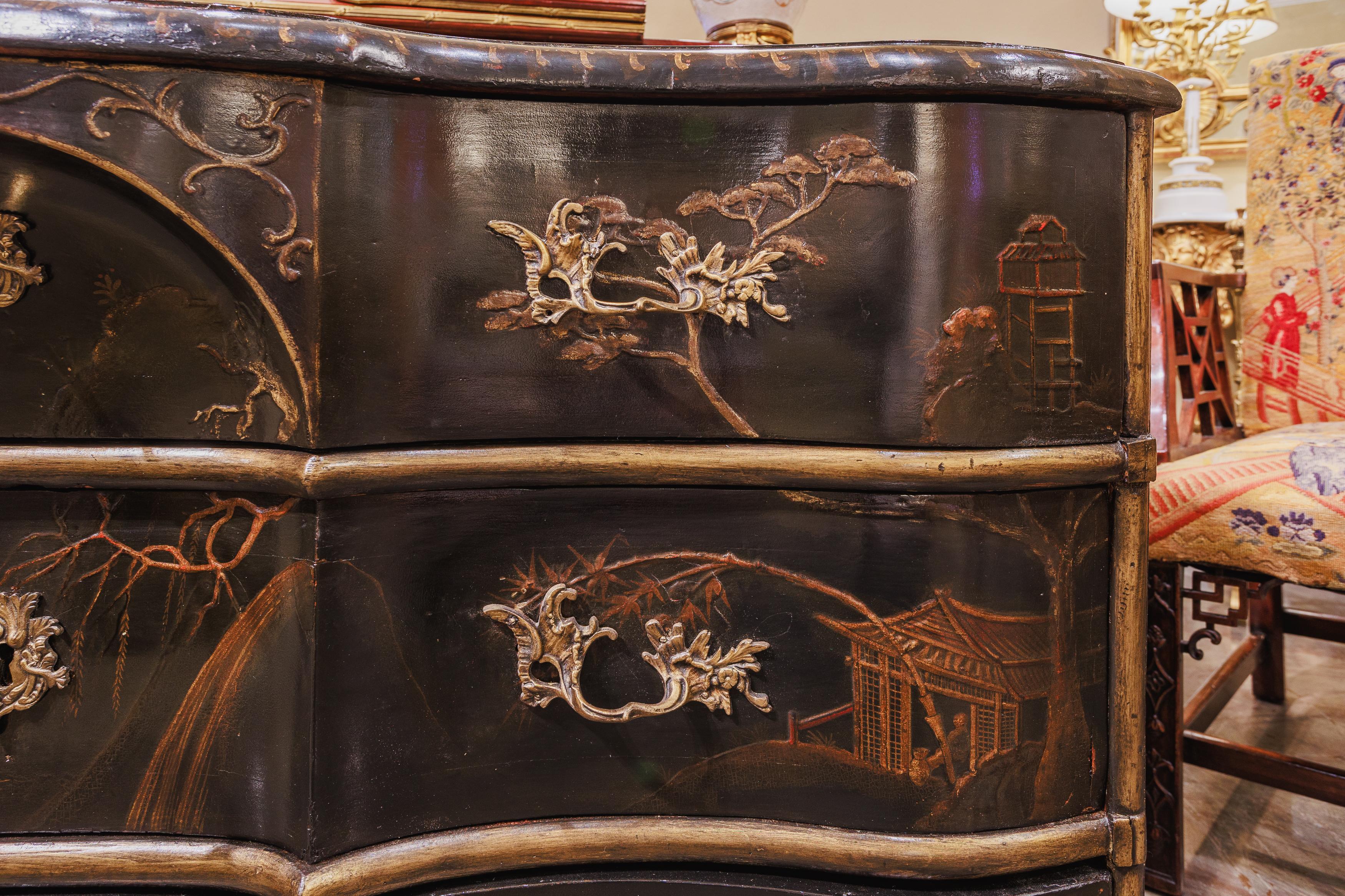 Rare commode hollandaise de la fin du XVIIIe siècle, laquée noir et peinte à la main, de style Chinoiserie. Tirettes en laiton