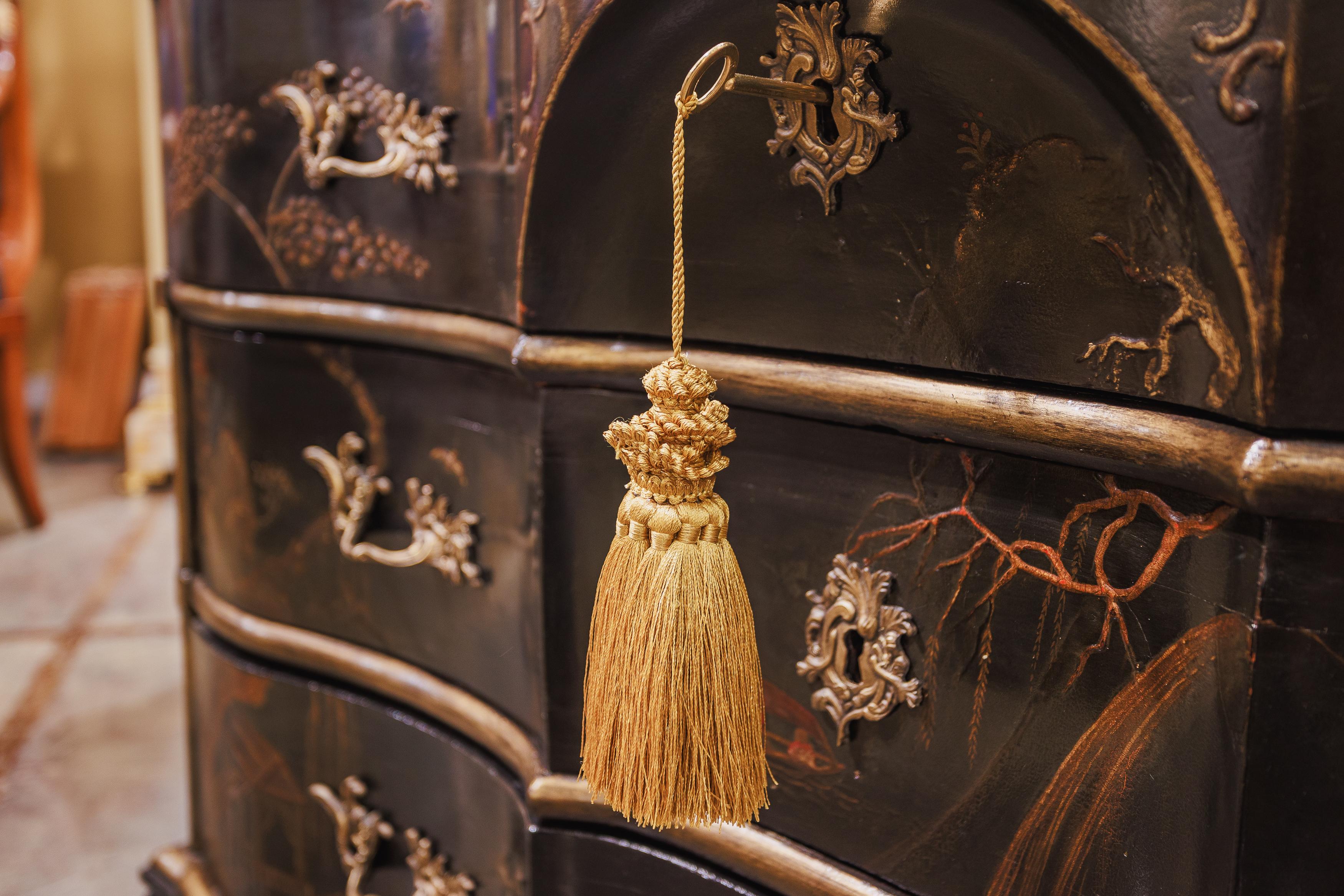 Chinoiseries A.I.C., fin du 18e siècle, commode hollandaise en laque noire à décor de Chinoiserie. en vente