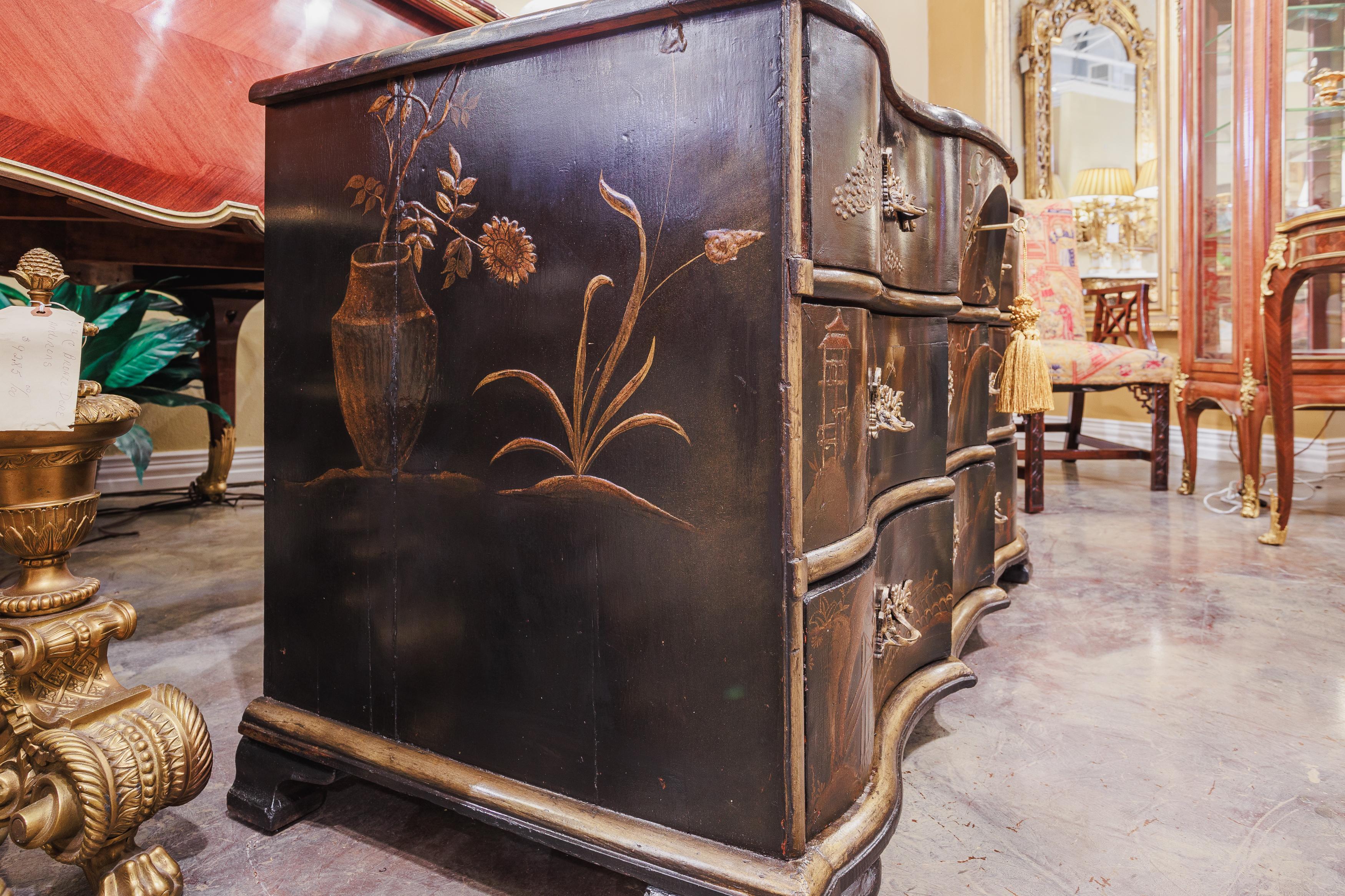 A fine late 18th c Dutch black lacquered commode with Chinoiserie decoration In Good Condition For Sale In Dallas, TX