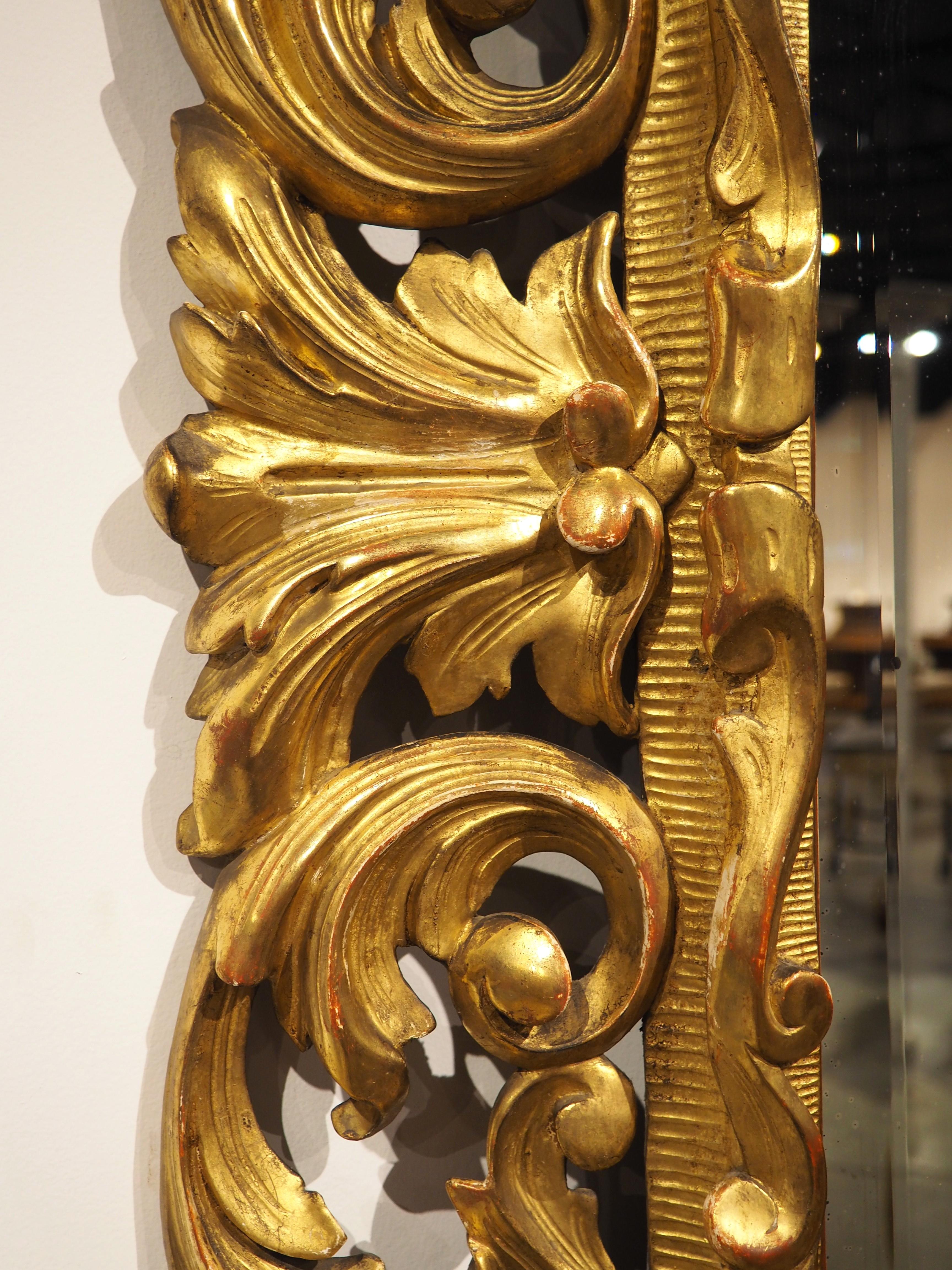 A Fine Late 18th Century Italian Florentine Carved and Gilded Mirror For Sale 3