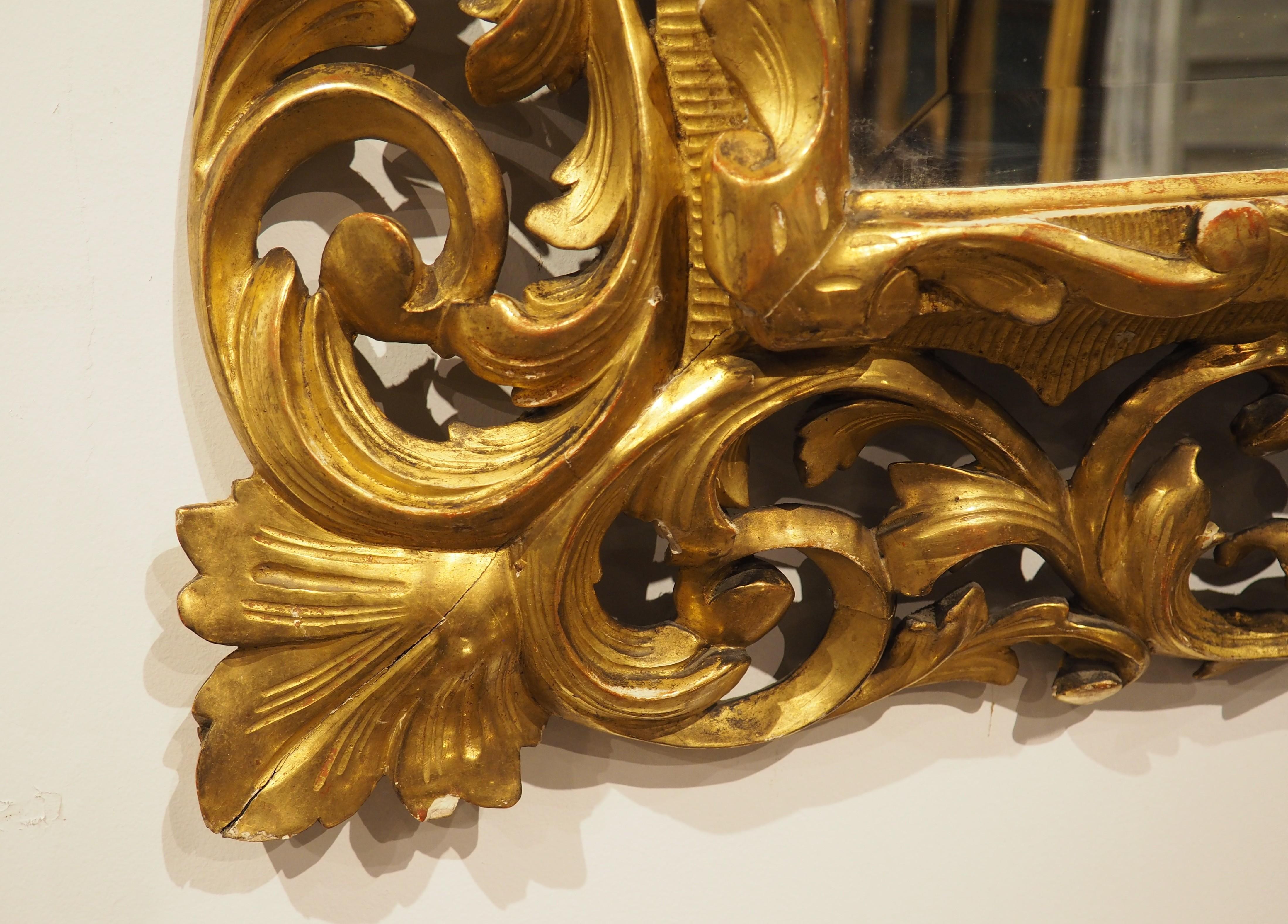 A Fine Late 18th Century Italian Florentine Carved and Gilded Mirror For Sale 4