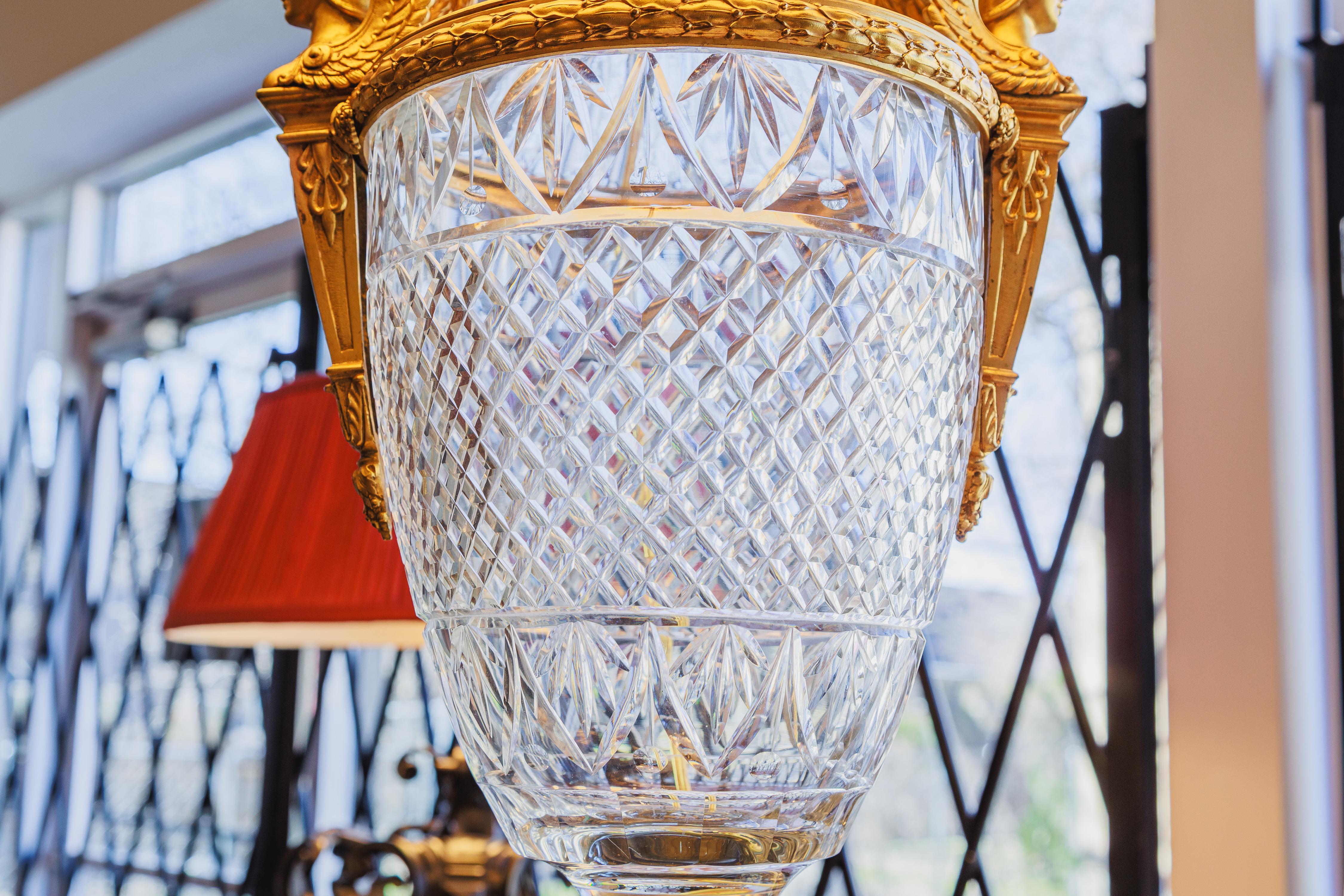 Français Lampe en cristal taillé de l'Empire français de la fin du XIXe siècle, avec des montures en bronze doré. en vente
