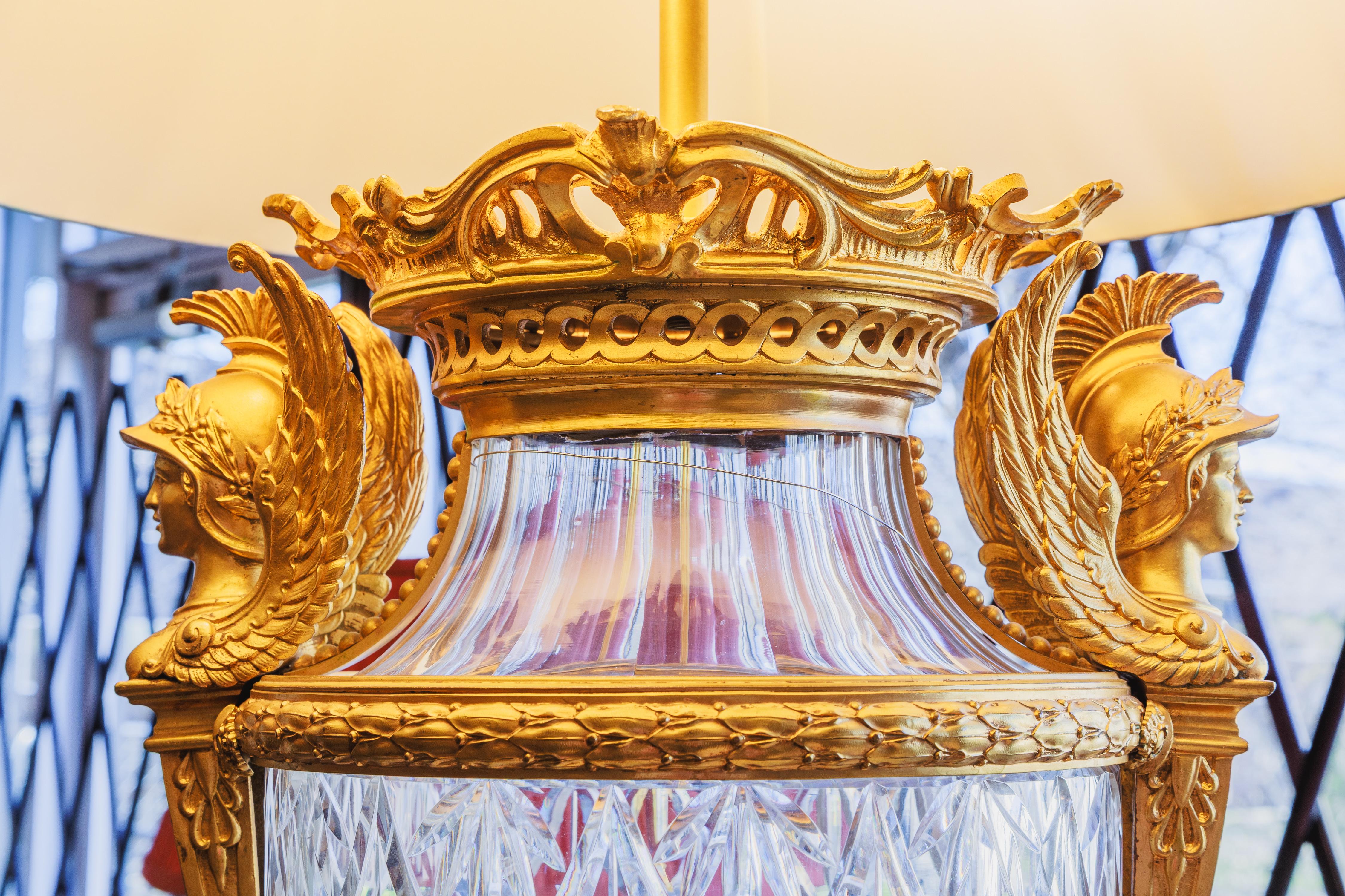 Doré Lampe en cristal taillé de l'Empire français de la fin du XIXe siècle, avec des montures en bronze doré. en vente