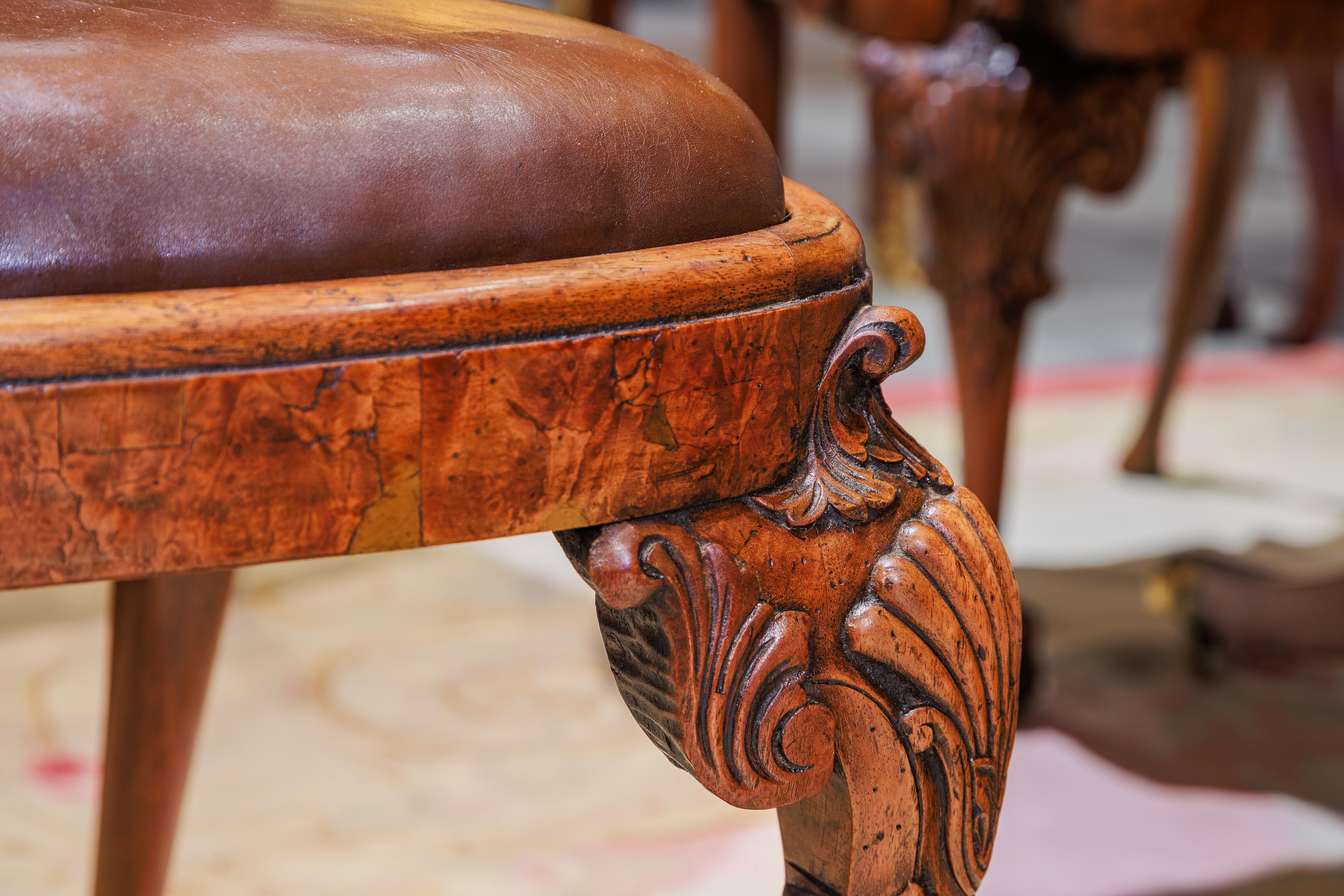 A fine late 19th c Queen Anne style burled Walnut dining table and 8 chairs In Good Condition In Dallas, TX