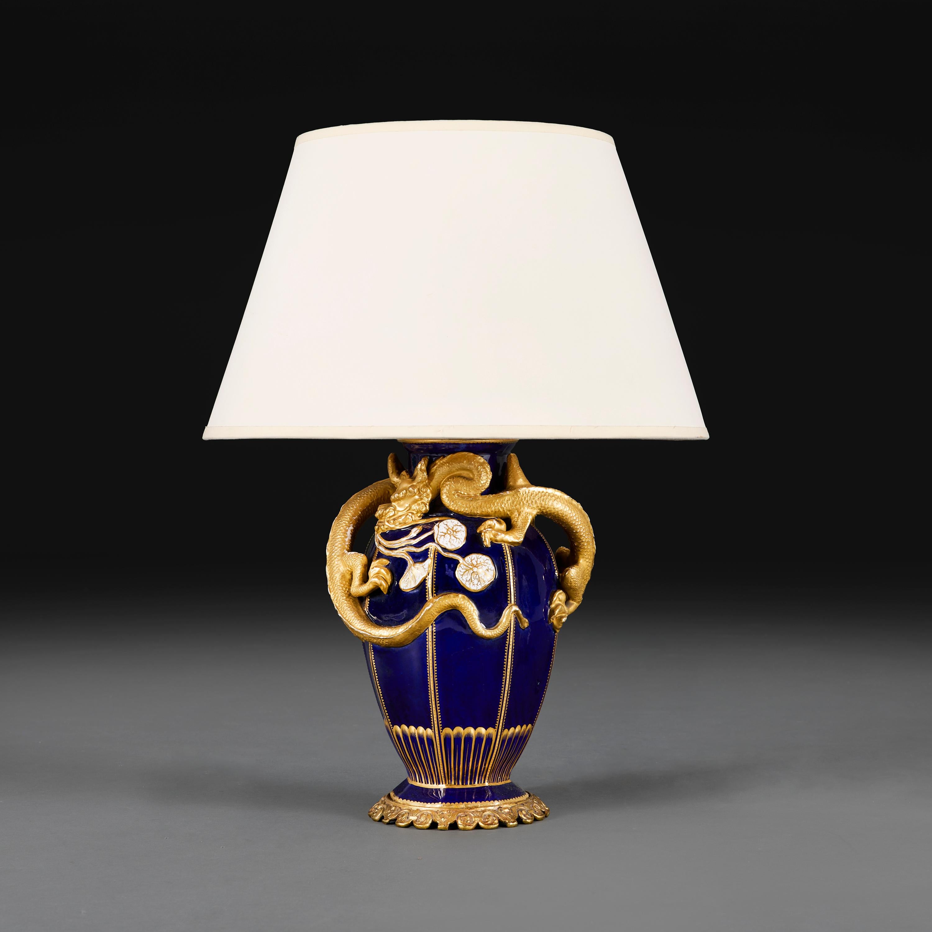 Francia, circa 1890.

Un bel vaso della fine del XIX secolo in blu notte con un drago scolpito e dorato applicato al collo, alla maniera di Sèvres.

Altezza 31,00 centimetri.
Larghezza 20,00 centimetri.

Nota bene:

Paralume non incluso. Lampada