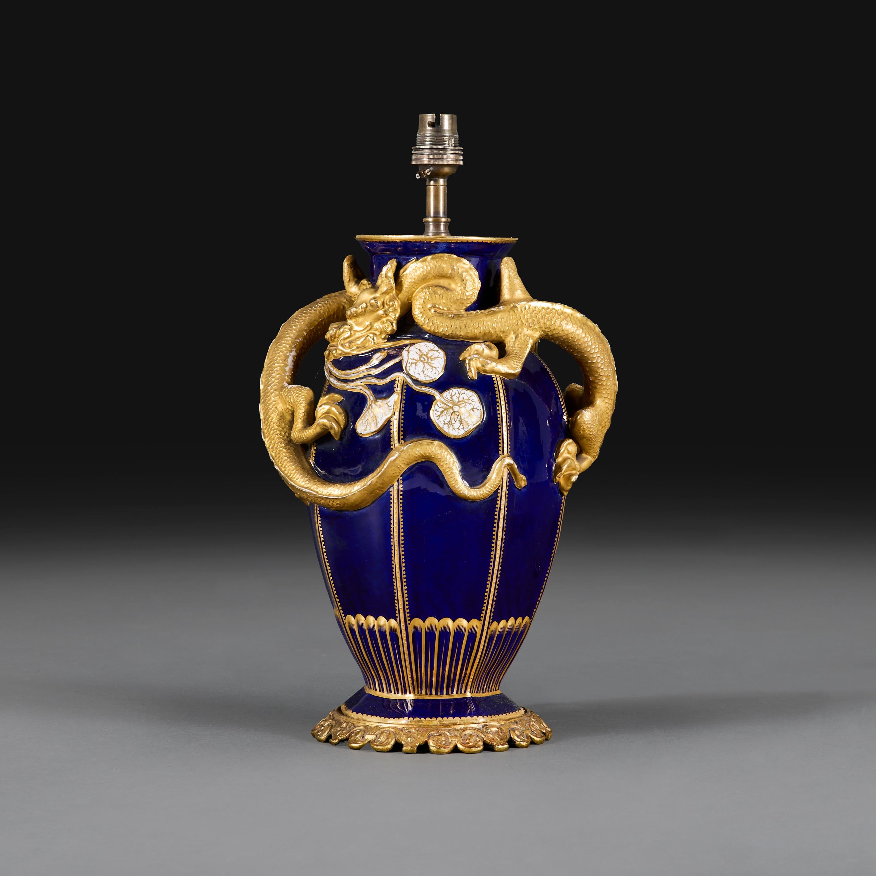 Francese Un raffinato vaso a forma di drago blu e oro della fine del XIX secolo come lampada in vendita