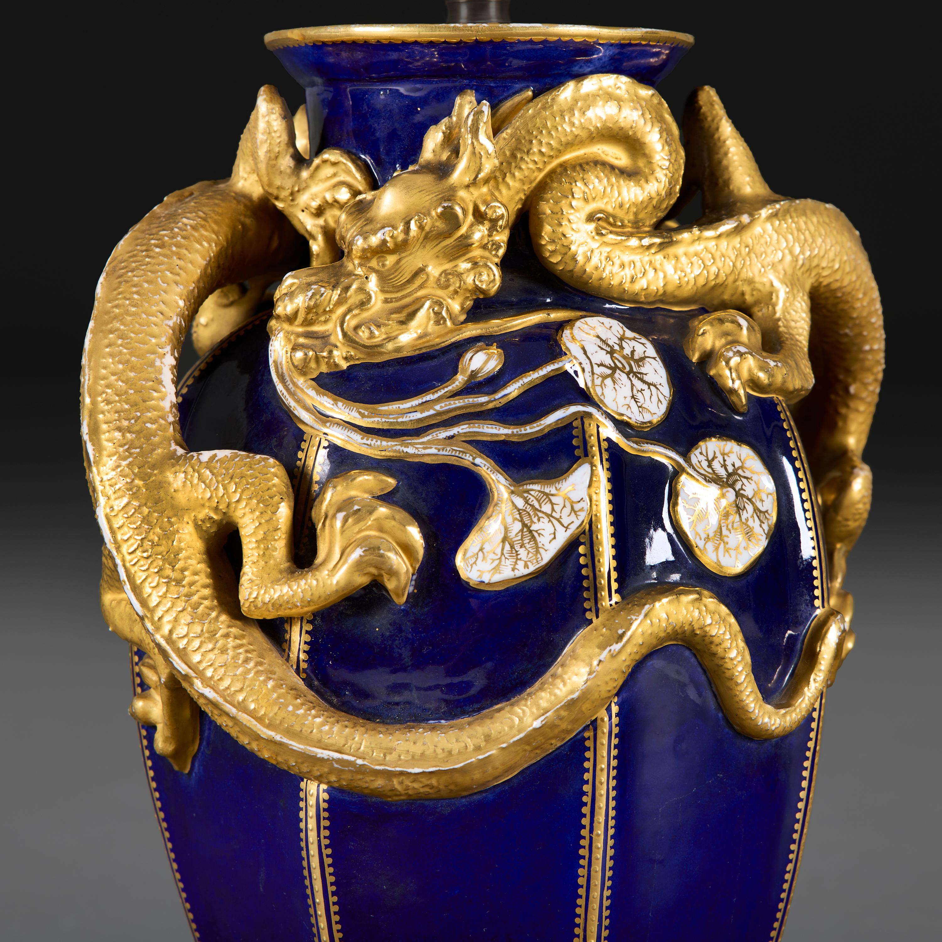 Un raffinato vaso a forma di drago blu e oro della fine del XIX secolo come lampada In condizioni buone in vendita a London, GB