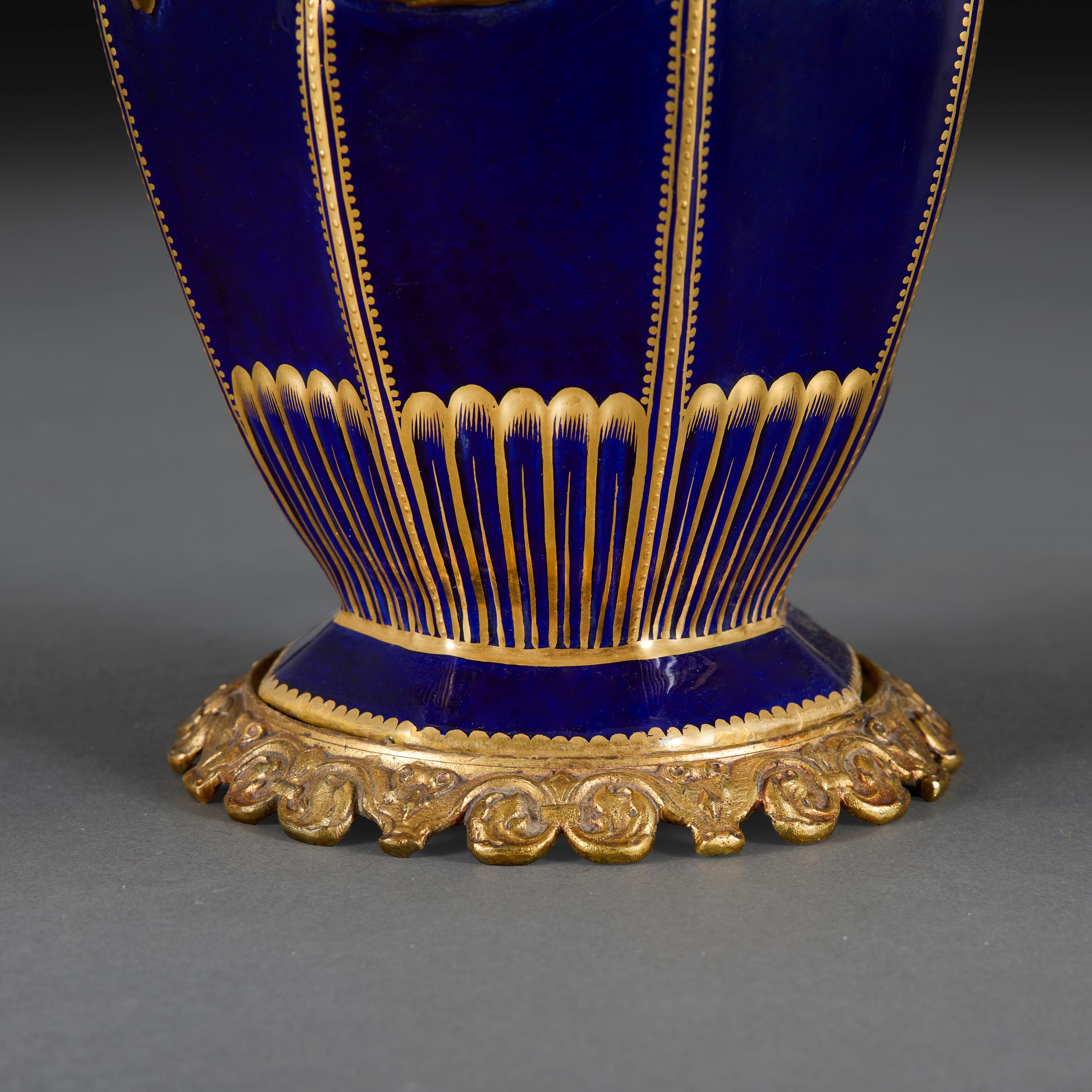 Ceramica Un raffinato vaso a forma di drago blu e oro della fine del XIX secolo come lampada in vendita
