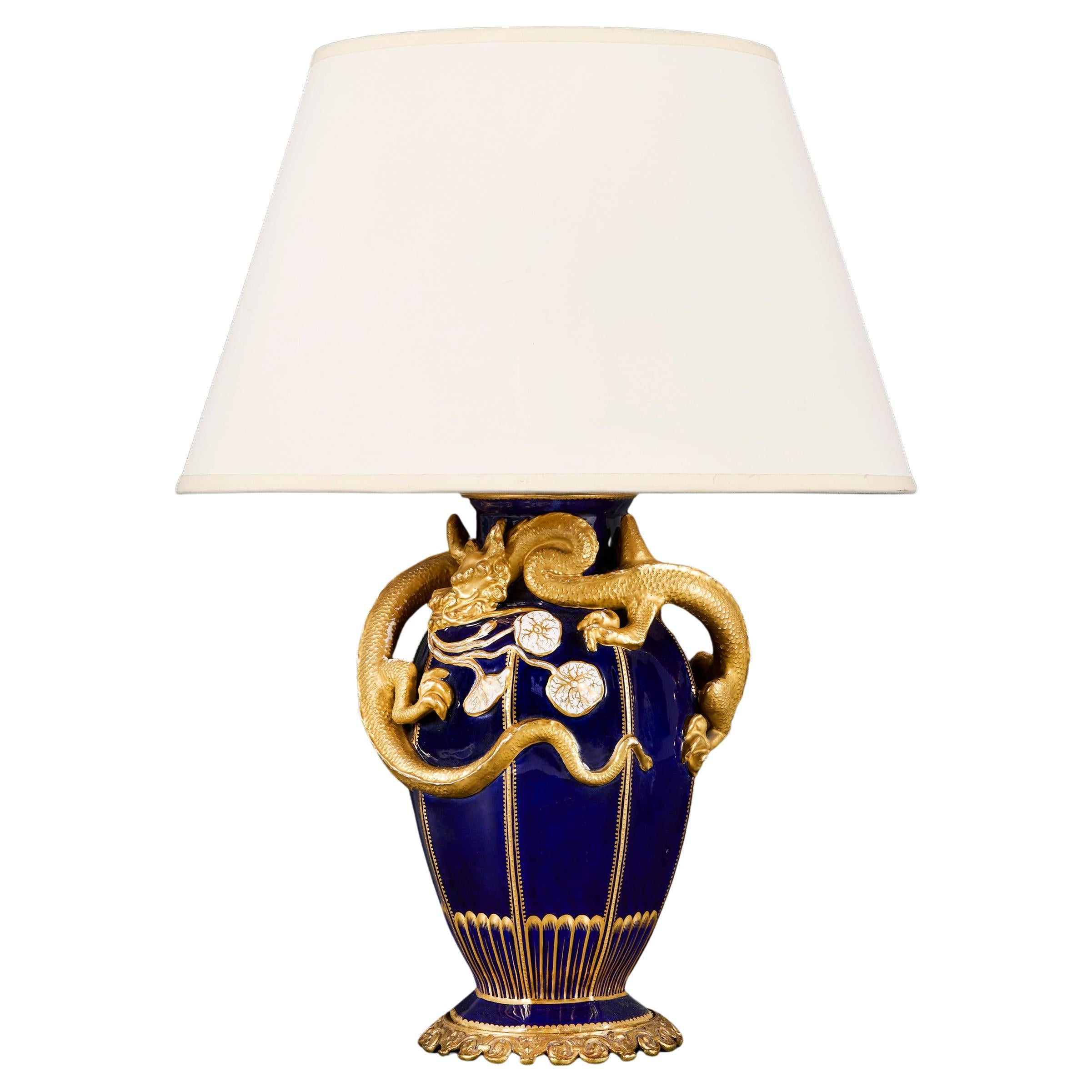 Un raffinato vaso a forma di drago blu e oro della fine del XIX secolo come lampada in vendita