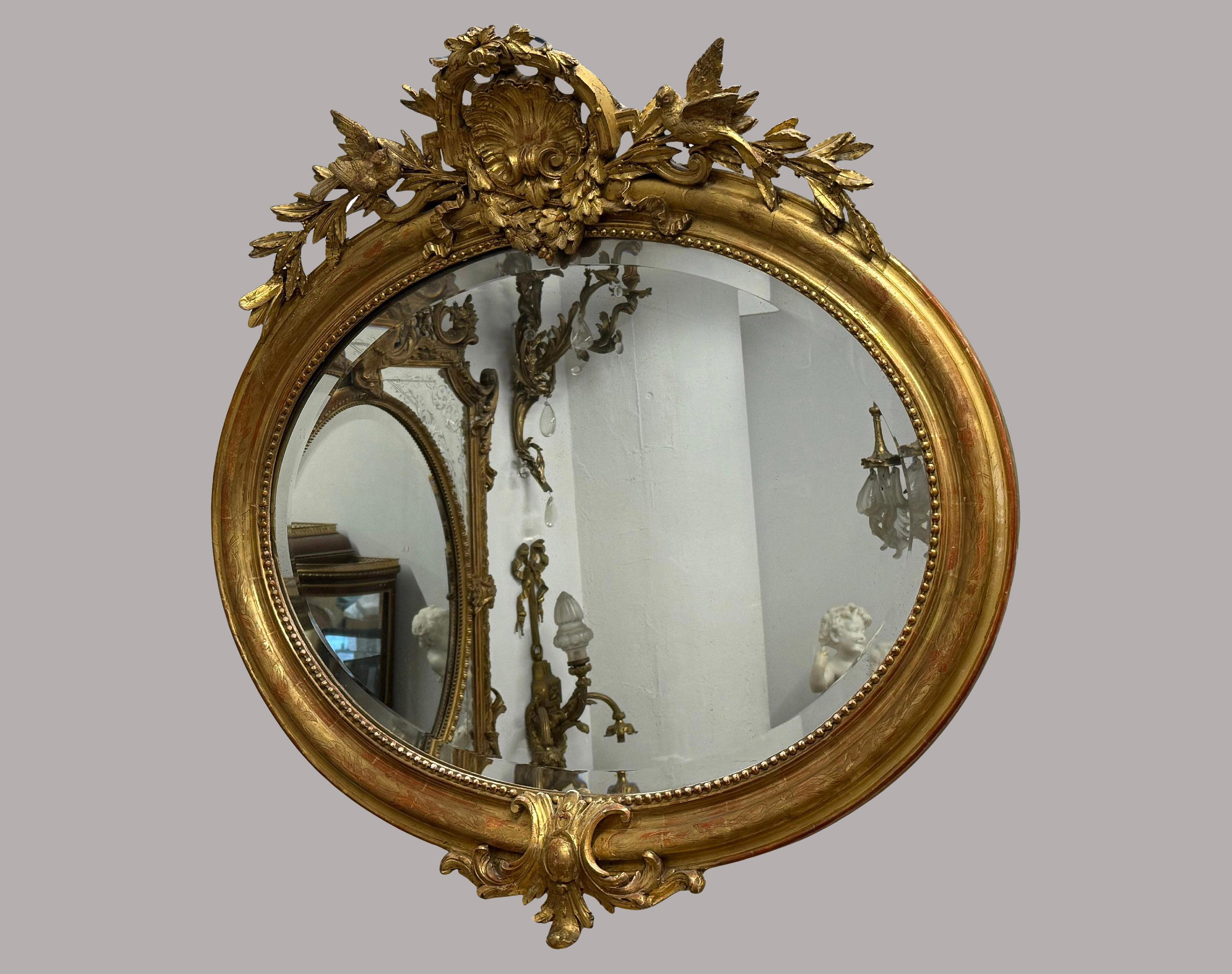Un raffinato specchio in legno dorato e gesso intagliato della fine del XIX secolo

La bella specchiera di forma ovale è centrata da un grande stemma a conchiglia circondato da foglie di Oak e ghiande, affiancato su entrambi i lati da colombe e