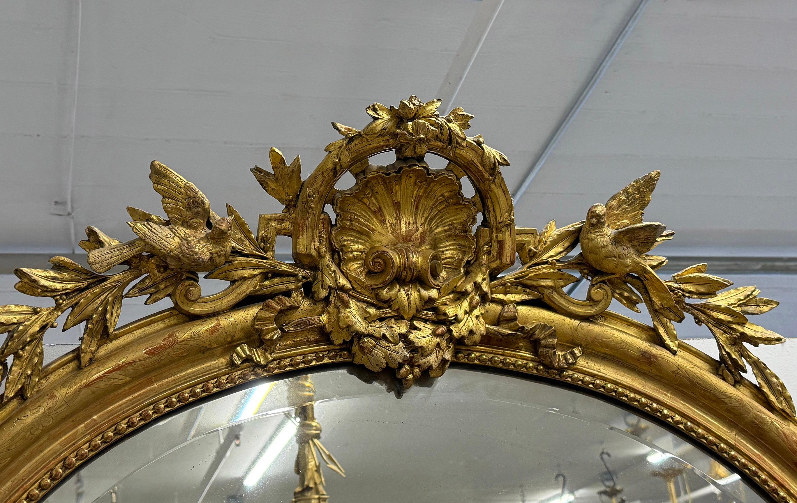 Belle Époque Un raffinato specchio in legno dorato e gesso intagliato della fine del XIX secolo in vendita