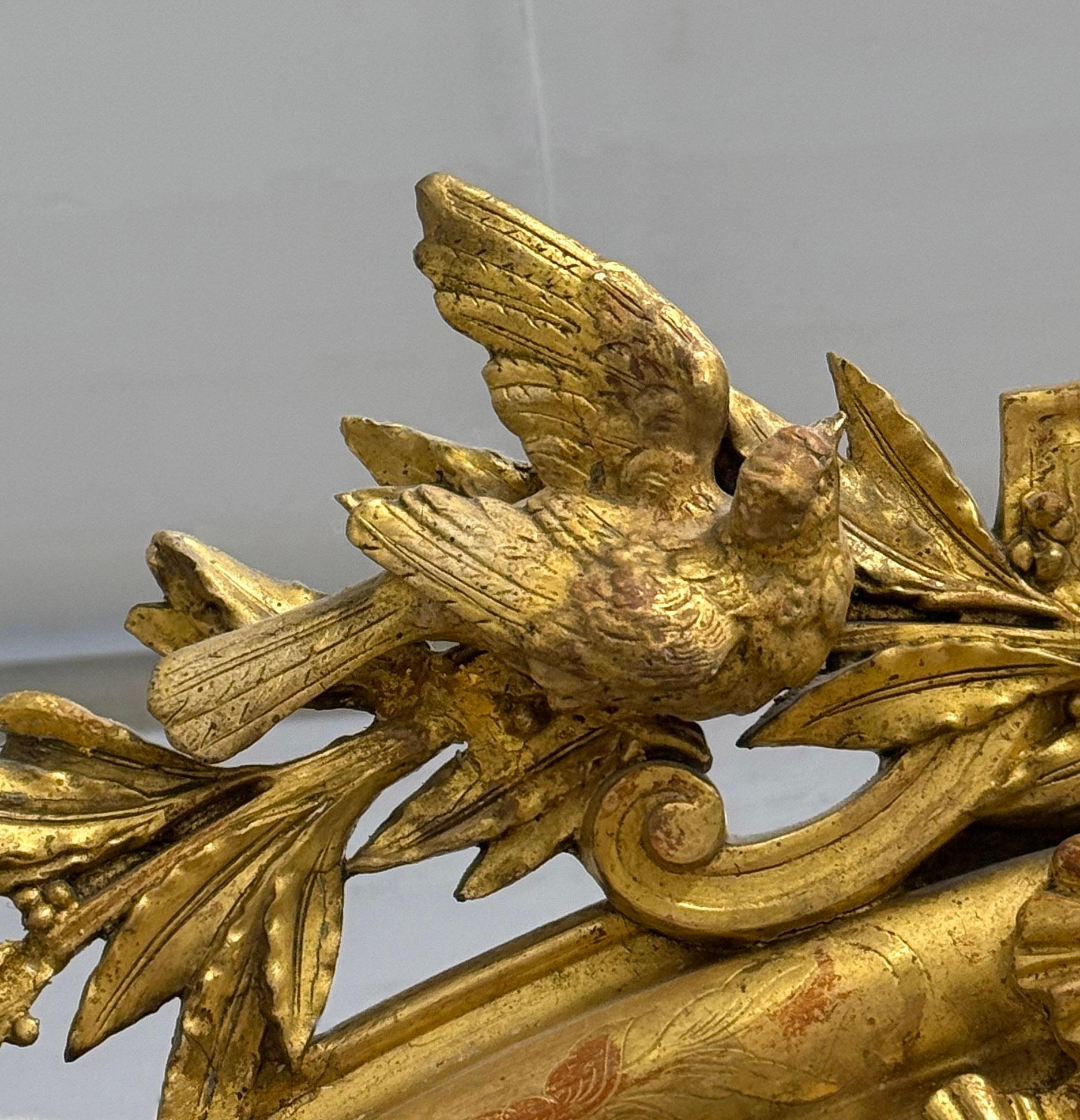 Francese Un raffinato specchio in legno dorato e gesso intagliato della fine del XIX secolo in vendita