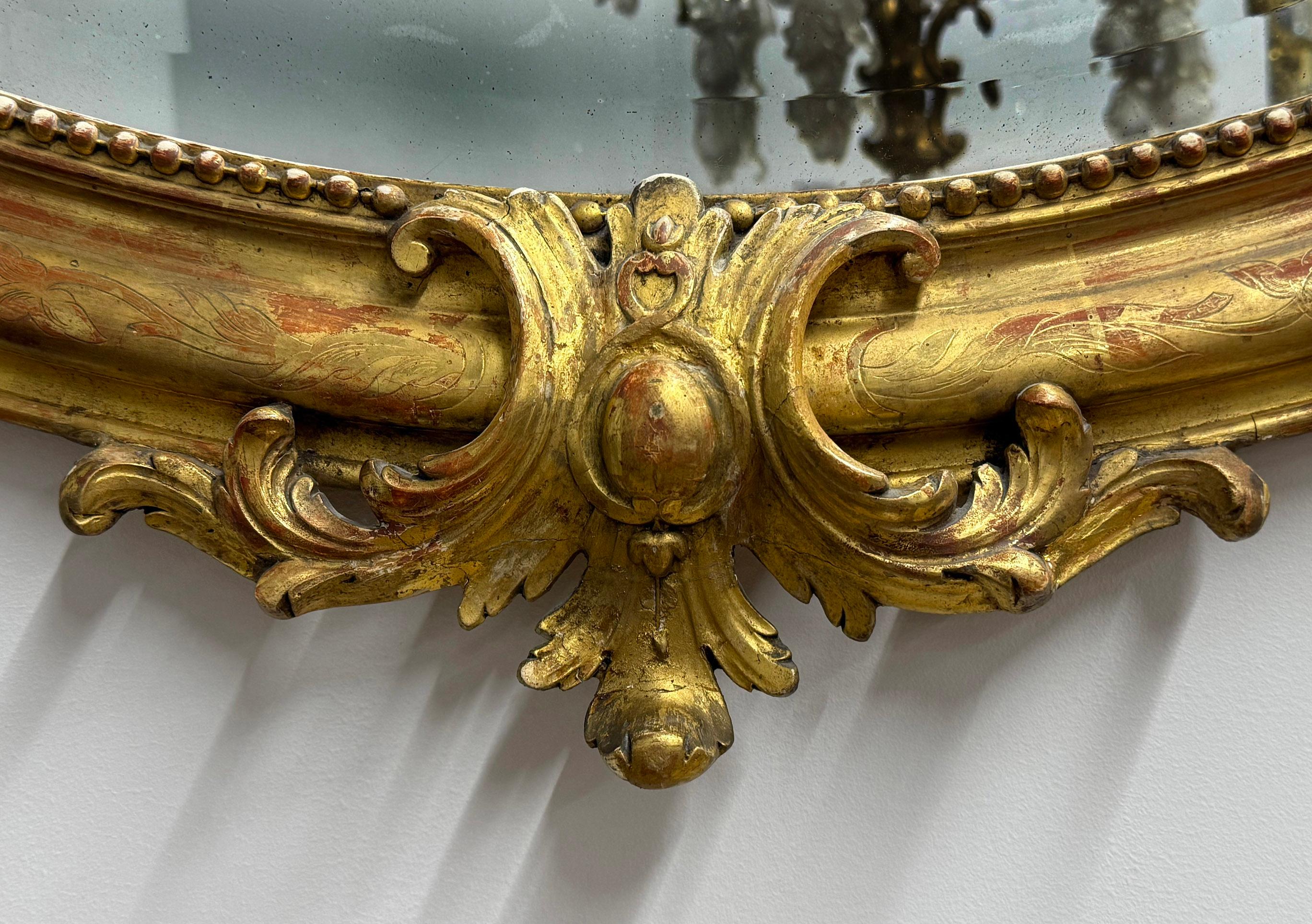 Un raffinato specchio in legno dorato e gesso intagliato della fine del XIX secolo In condizioni buone in vendita a Long Island City, NY