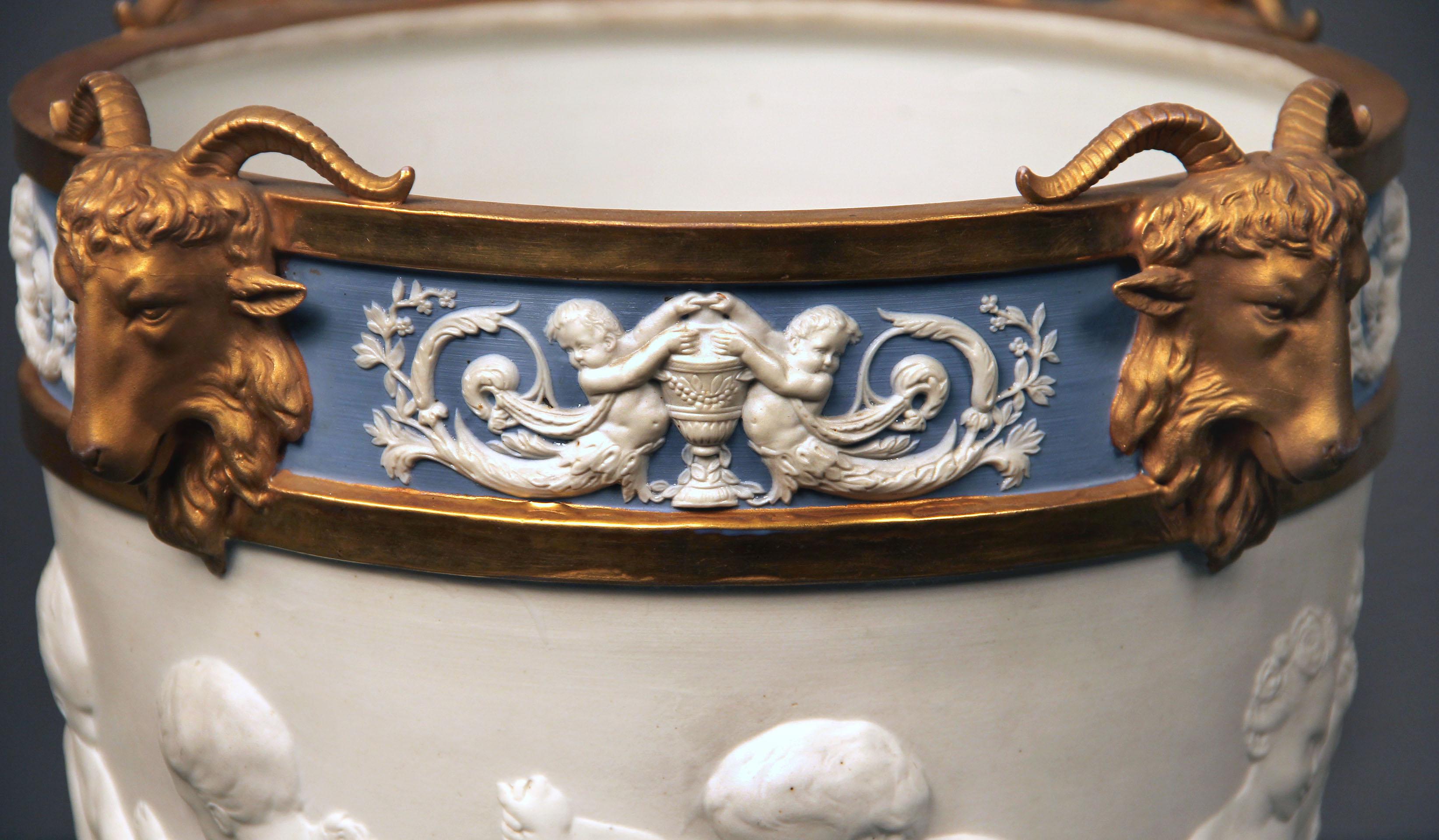 Allemand Jardinière en porcelaine de Dresde dorée au colis et biscuit de la fin du 19e siècle en vente