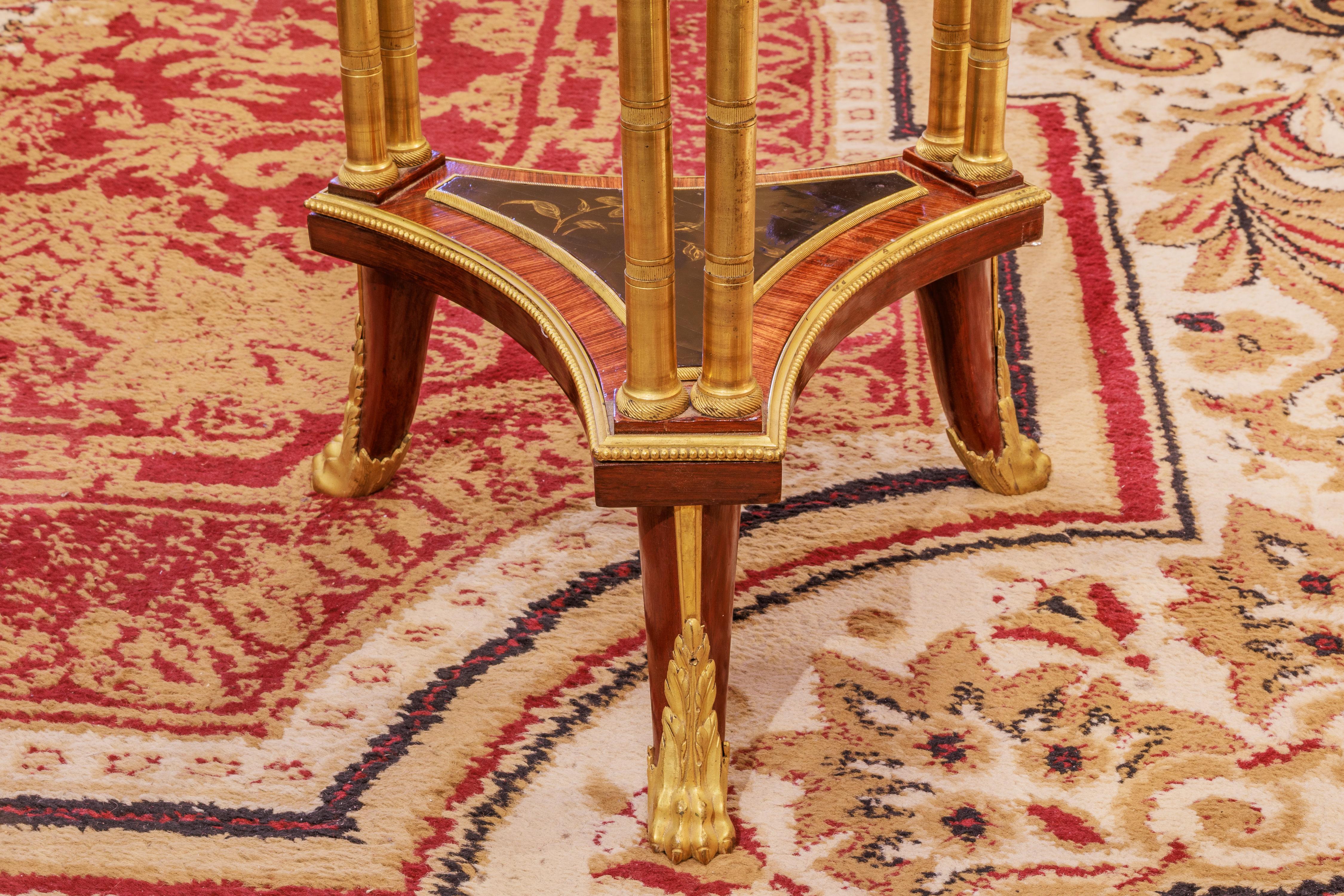 Guéridon Louis XVI français du XIXe siècle, avec dessus décoré de Chinoiseries. Bronze doré et bois de roi 