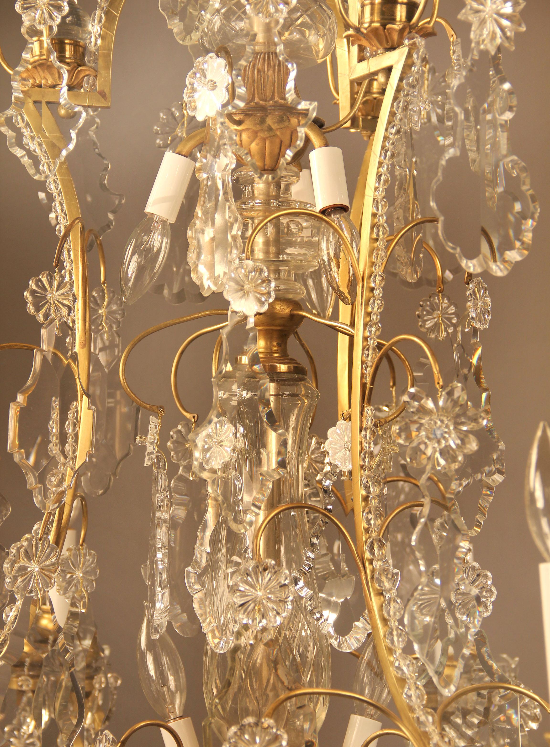 Zwölf-Licht-Kronleuchter aus vergoldeter Bronze und Kristall, spätes 19. Jahrhundert (Belle Époque) im Angebot