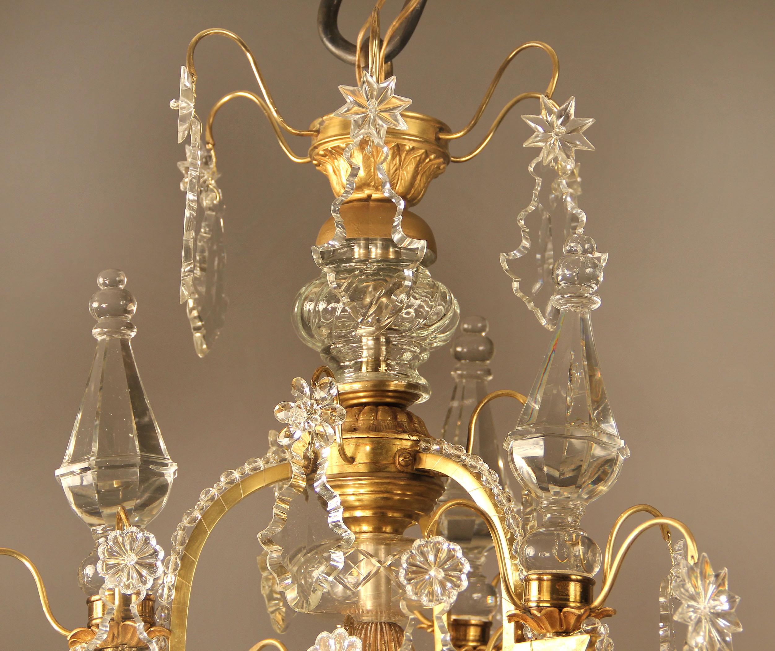 Zwölf-Licht-Kronleuchter aus vergoldeter Bronze und Kristall, spätes 19. Jahrhundert (Französisch) im Angebot