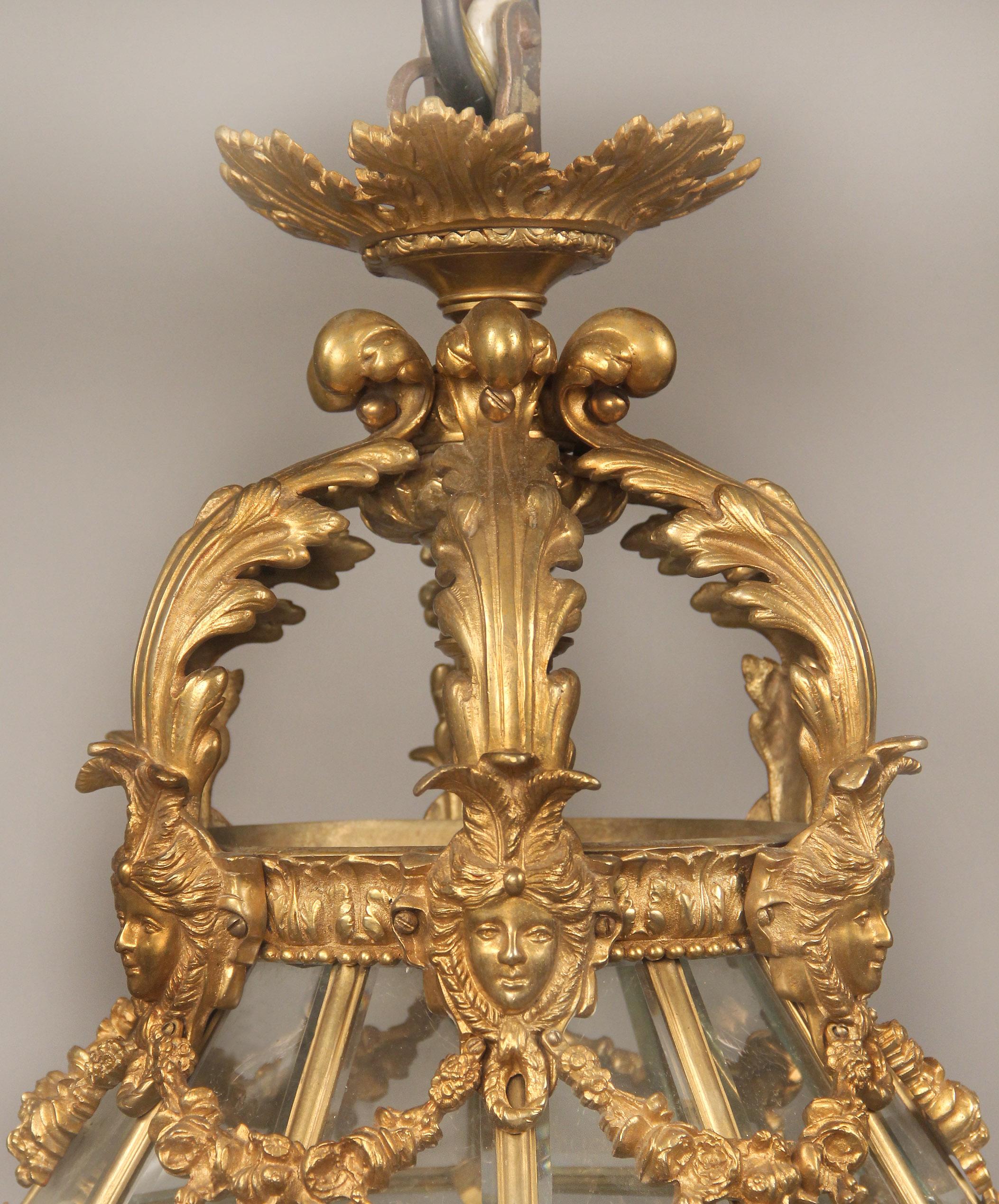 Feine figurale Laterne aus vergoldeter Bronze des späten 19. Jahrhunderts (Belle Époque) im Angebot