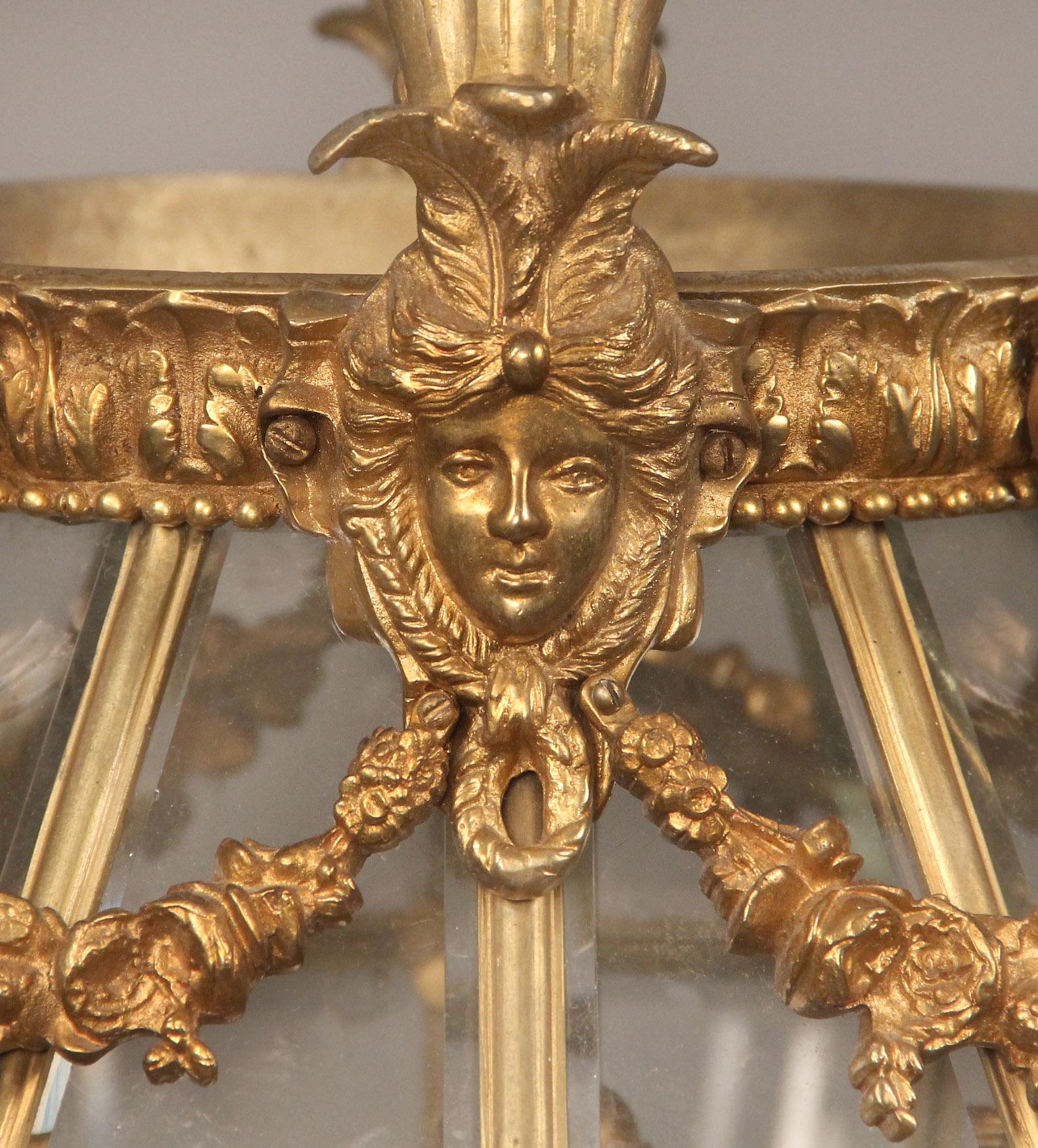 Feine figurale Laterne aus vergoldeter Bronze des späten 19. Jahrhunderts (Französisch) im Angebot