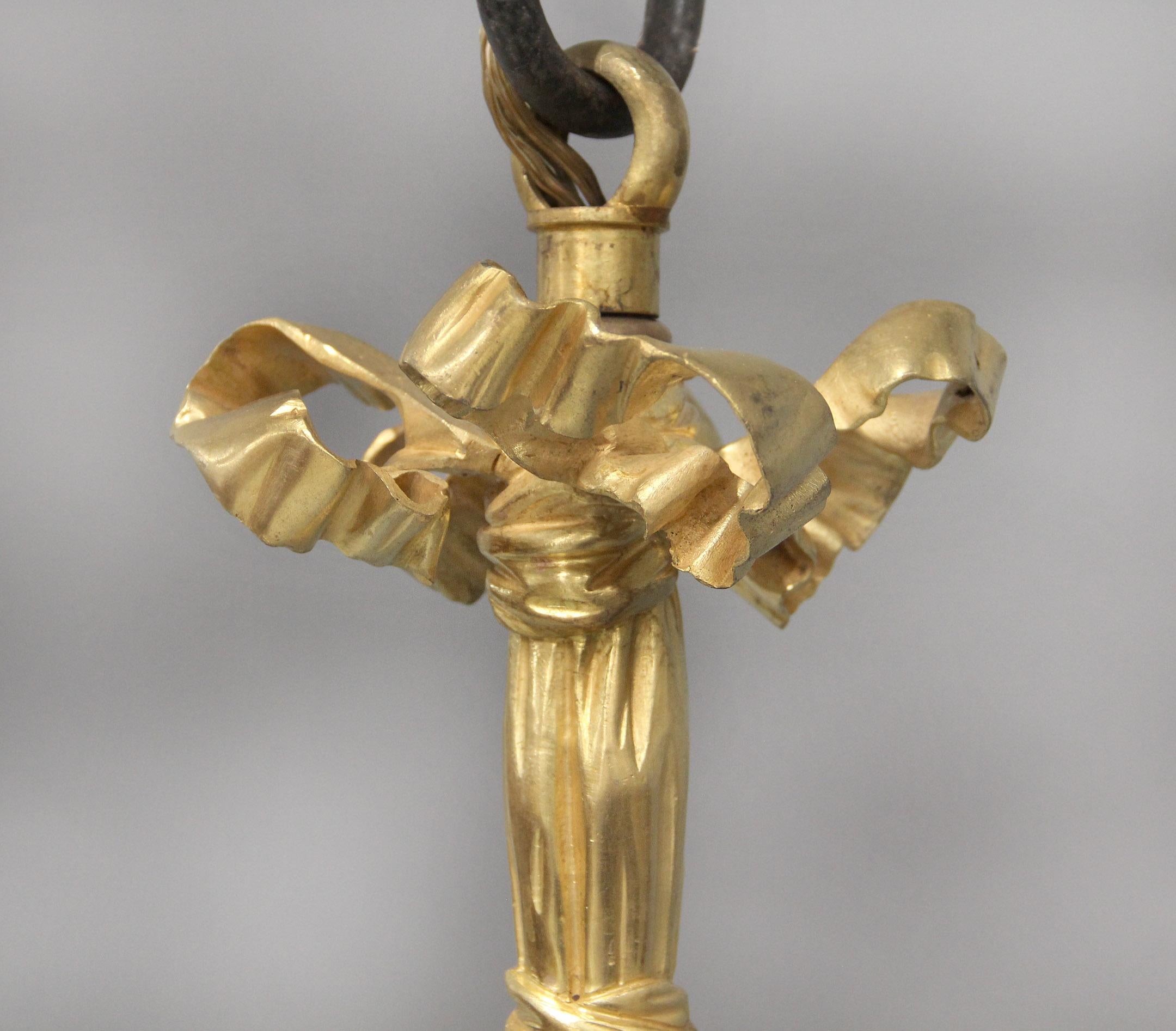 Français A Fine Late 19th Century Gilt Bronze Five Light Chandelier en vente