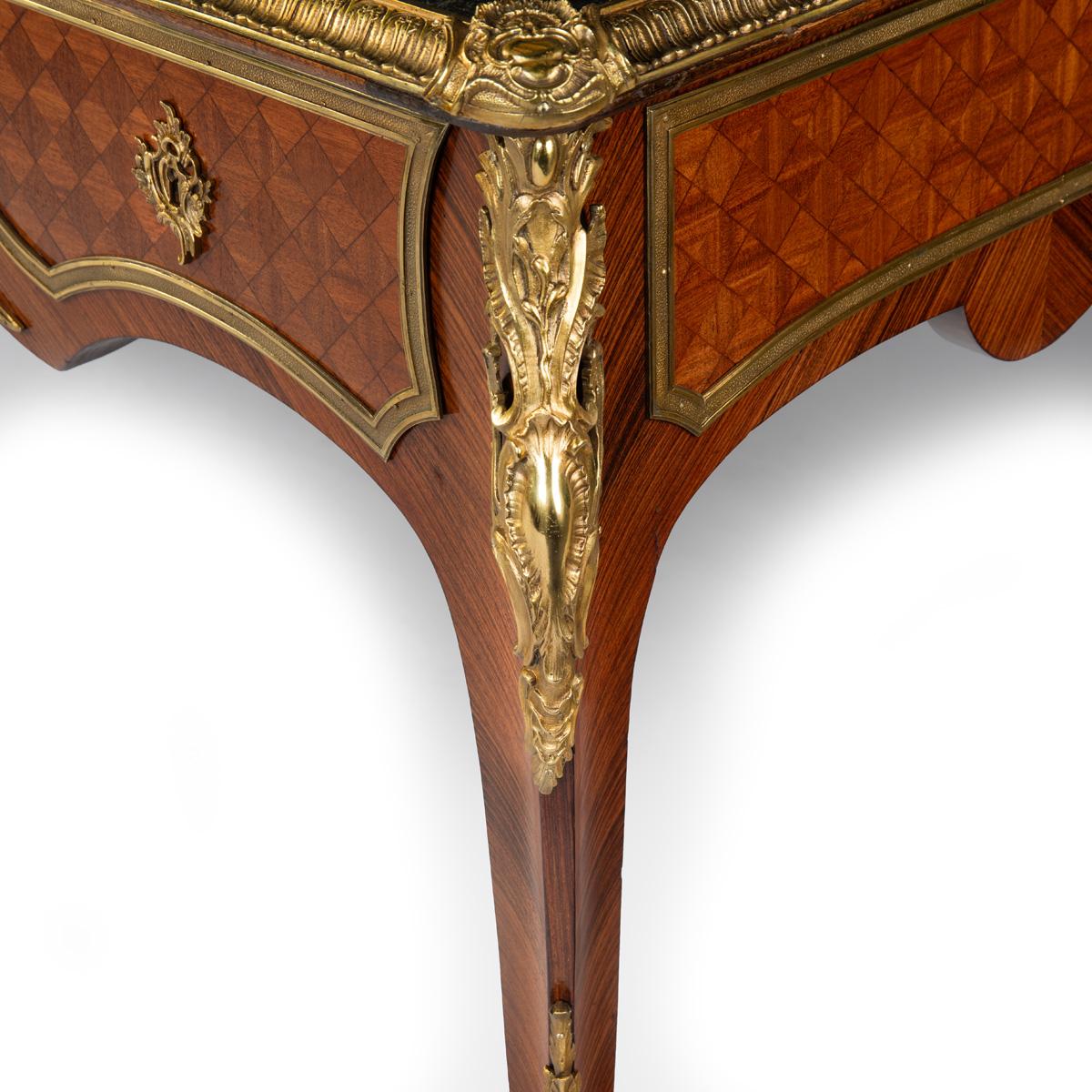 Très beau bureau plat en bois de roi de la fin du 19e siècle, de style Régence française. en vente 3