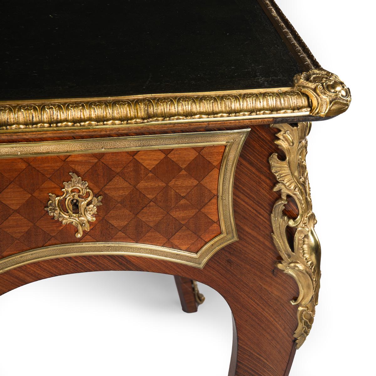 Très beau bureau plat en bois de roi de la fin du 19e siècle, de style Régence française. en vente 4