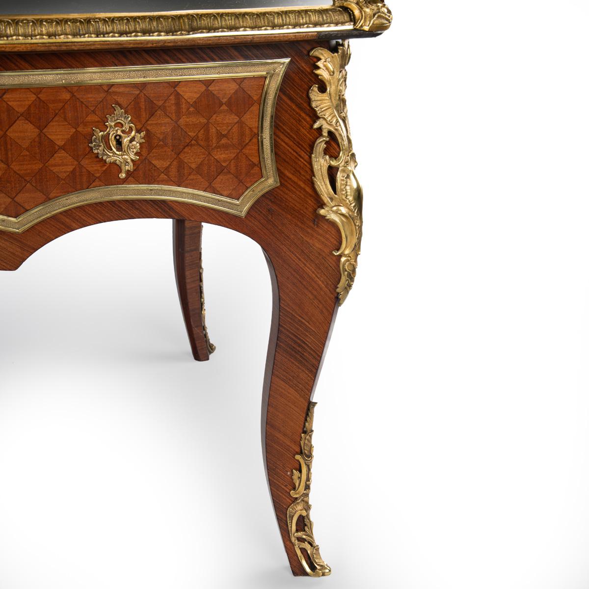 Très beau bureau plat en bois de roi de la fin du 19e siècle, de style Régence française. en vente 5