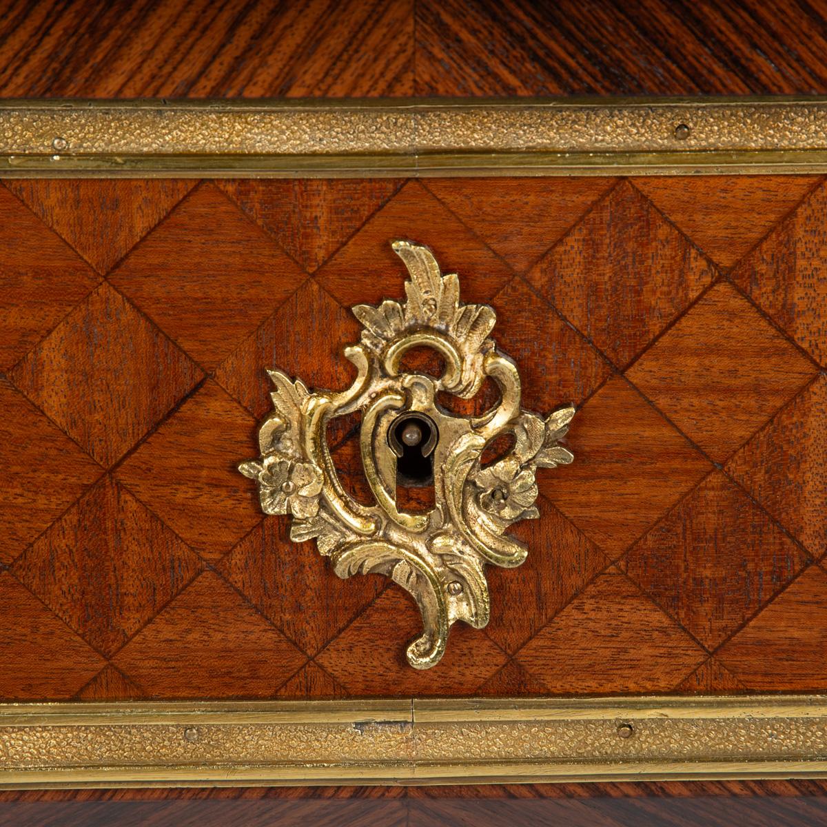 Très beau bureau plat en bois de roi de la fin du 19e siècle, de style Régence française. en vente 7