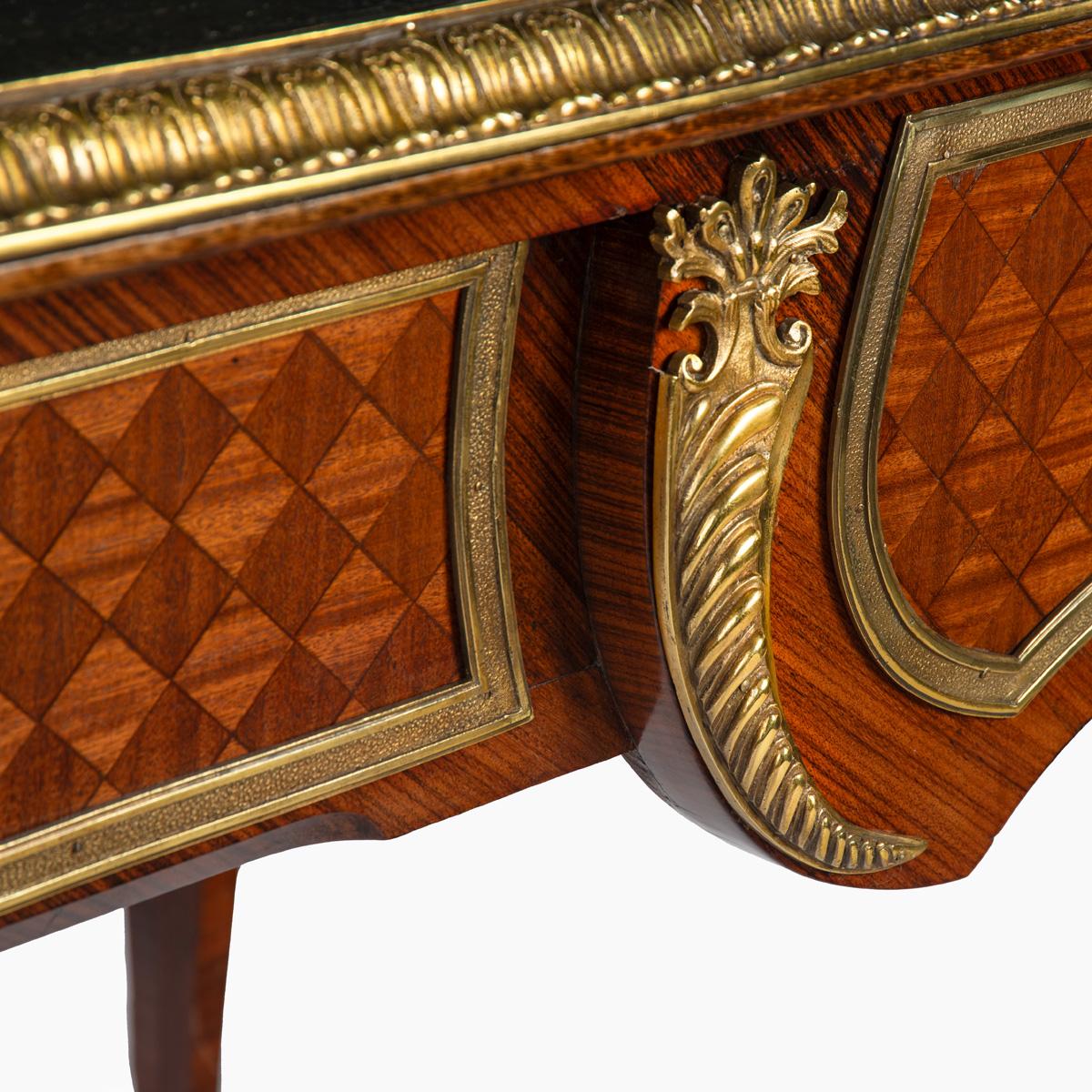 Très beau bureau plat en bois de roi de la fin du 19e siècle, de style Régence française. en vente 8