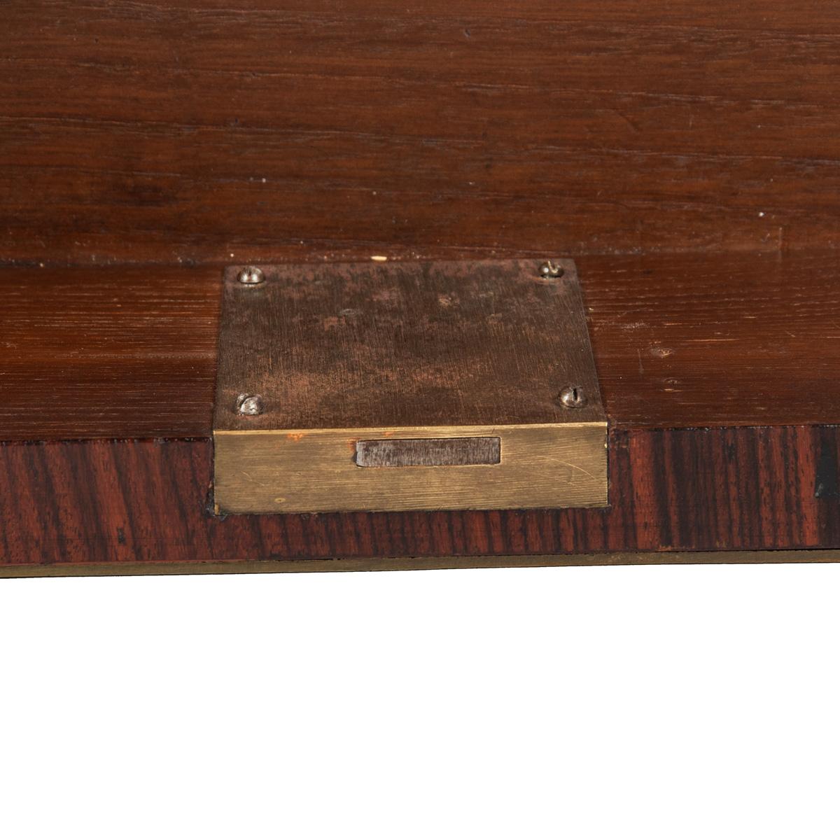 Très beau bureau plat en bois de roi de la fin du 19e siècle, de style Régence française. en vente 9