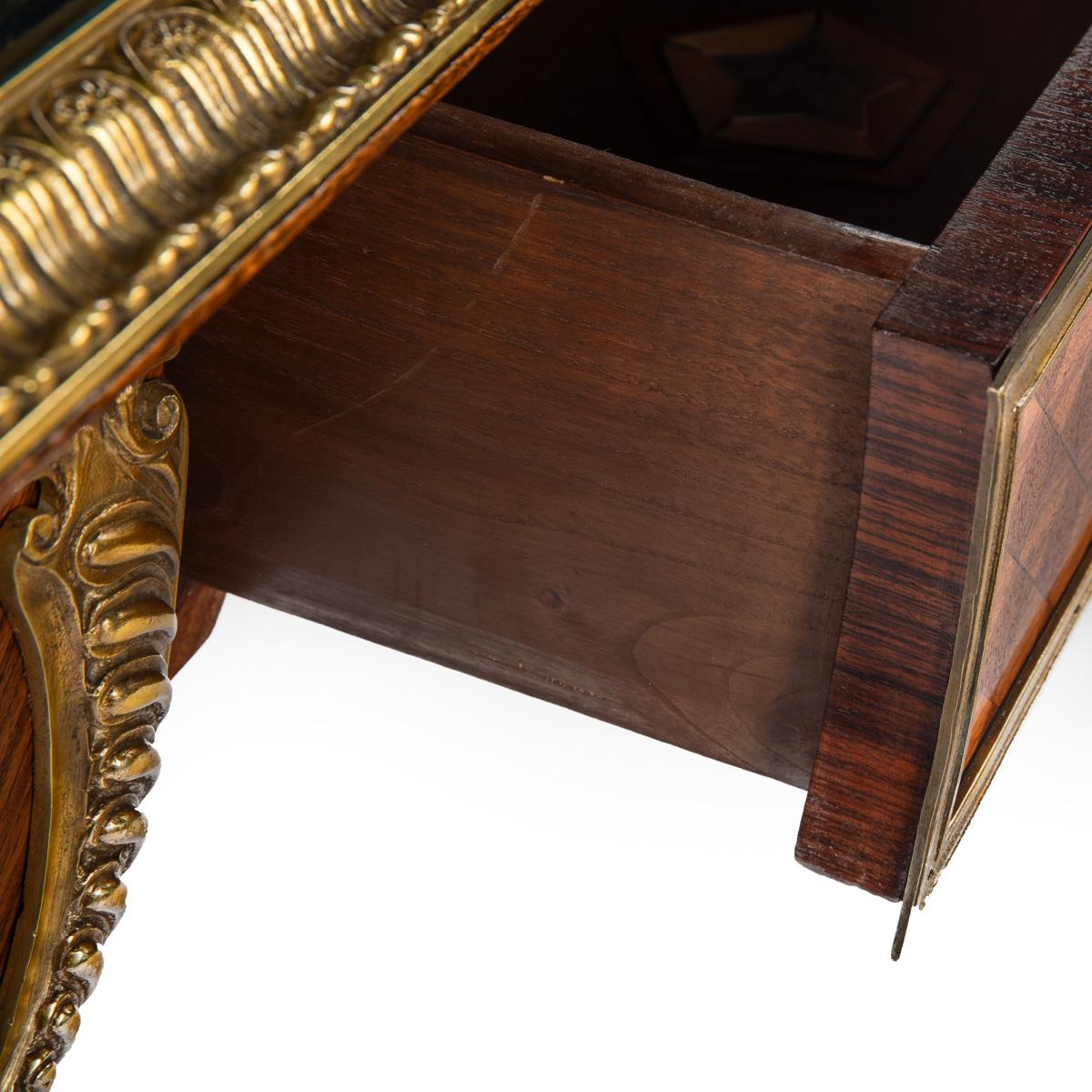 Très beau bureau plat en bois de roi de la fin du 19e siècle, de style Régence française. en vente 10