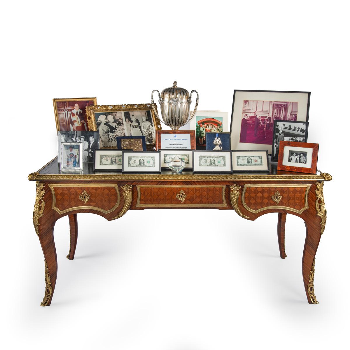 Très beau bureau plat en bois de roi de la fin du 19e siècle, de style Régence française. en vente 11