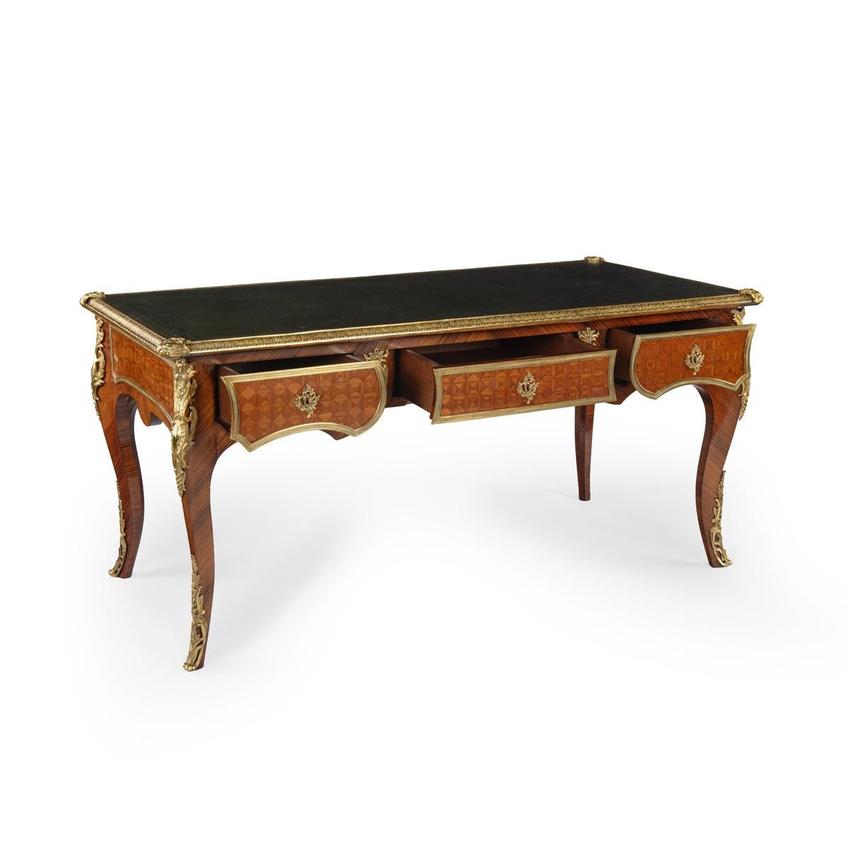 Anglais Très beau bureau plat en bois de roi de la fin du 19e siècle, de style Régence française. en vente