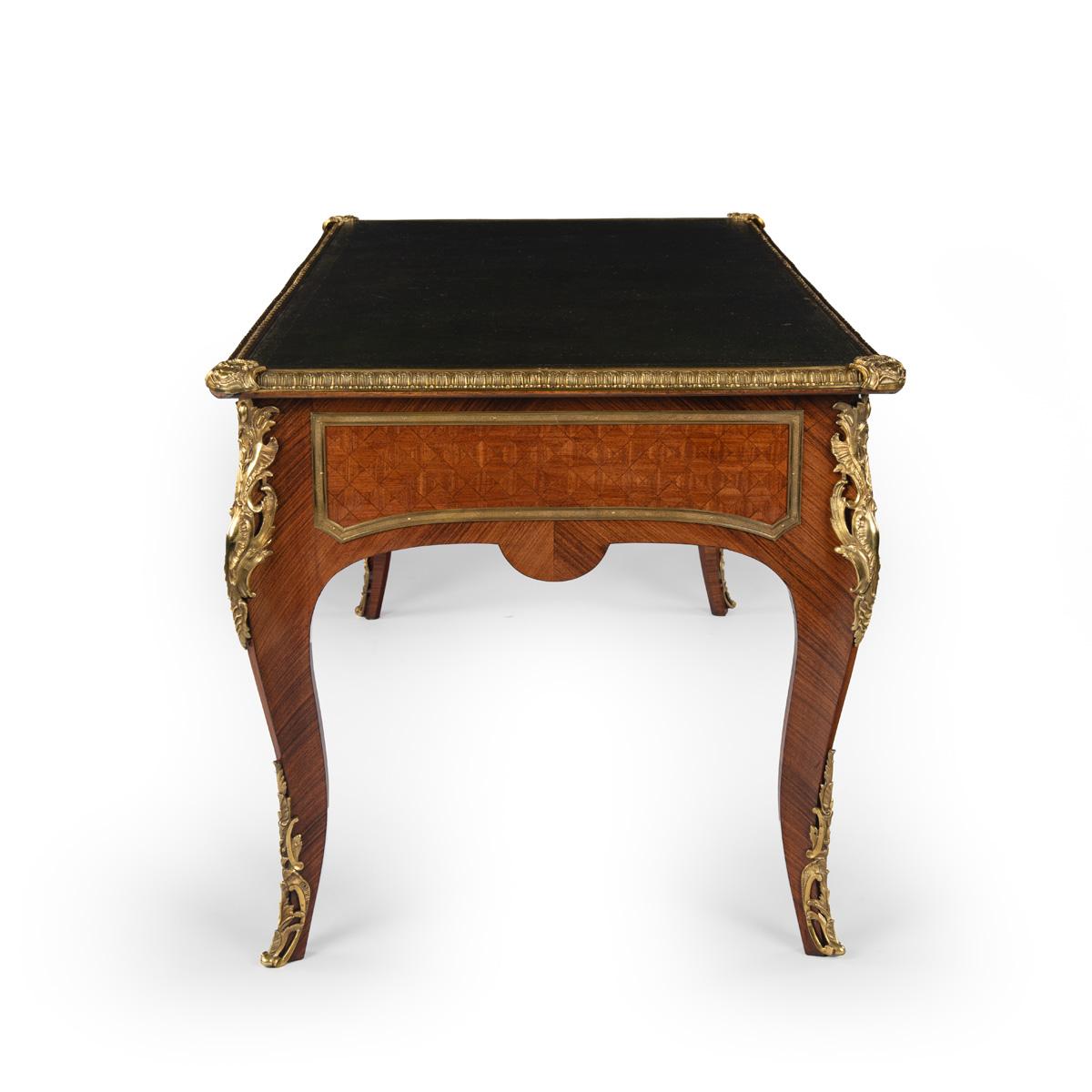 Doré Très beau bureau plat en bois de roi de la fin du 19e siècle, de style Régence française. en vente