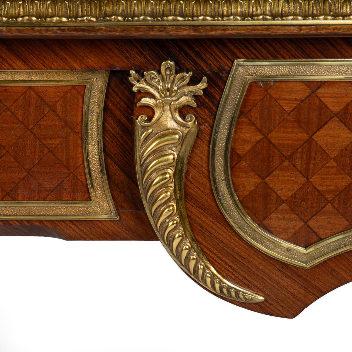 XIXe siècle Très beau bureau plat en bois de roi de la fin du 19e siècle, de style Régence française. en vente