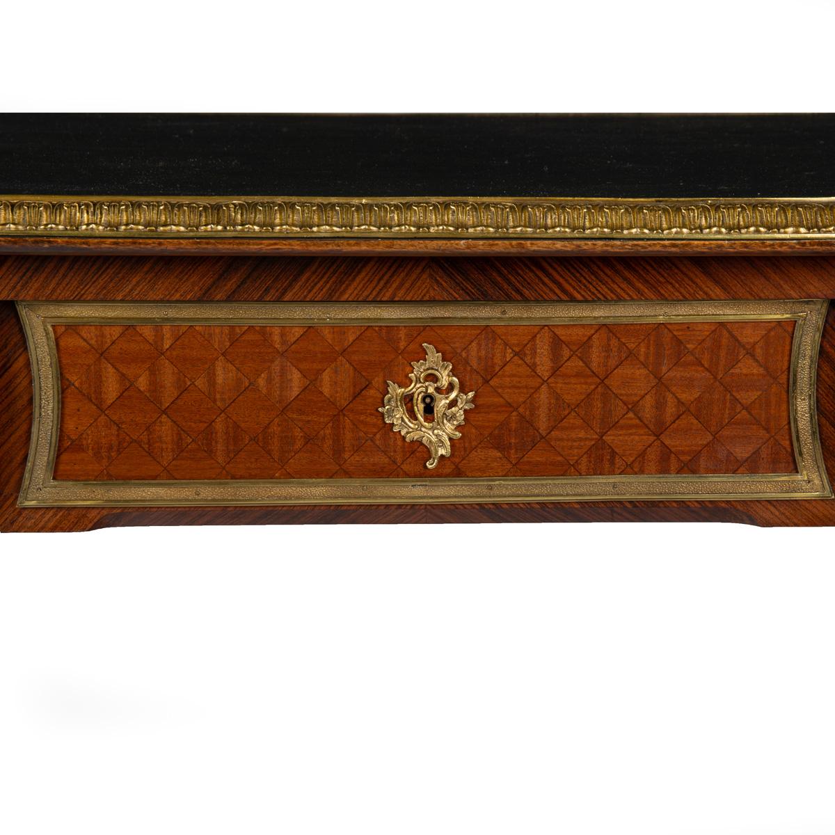 Cuir Très beau bureau plat en bois de roi de la fin du 19e siècle, de style Régence française. en vente