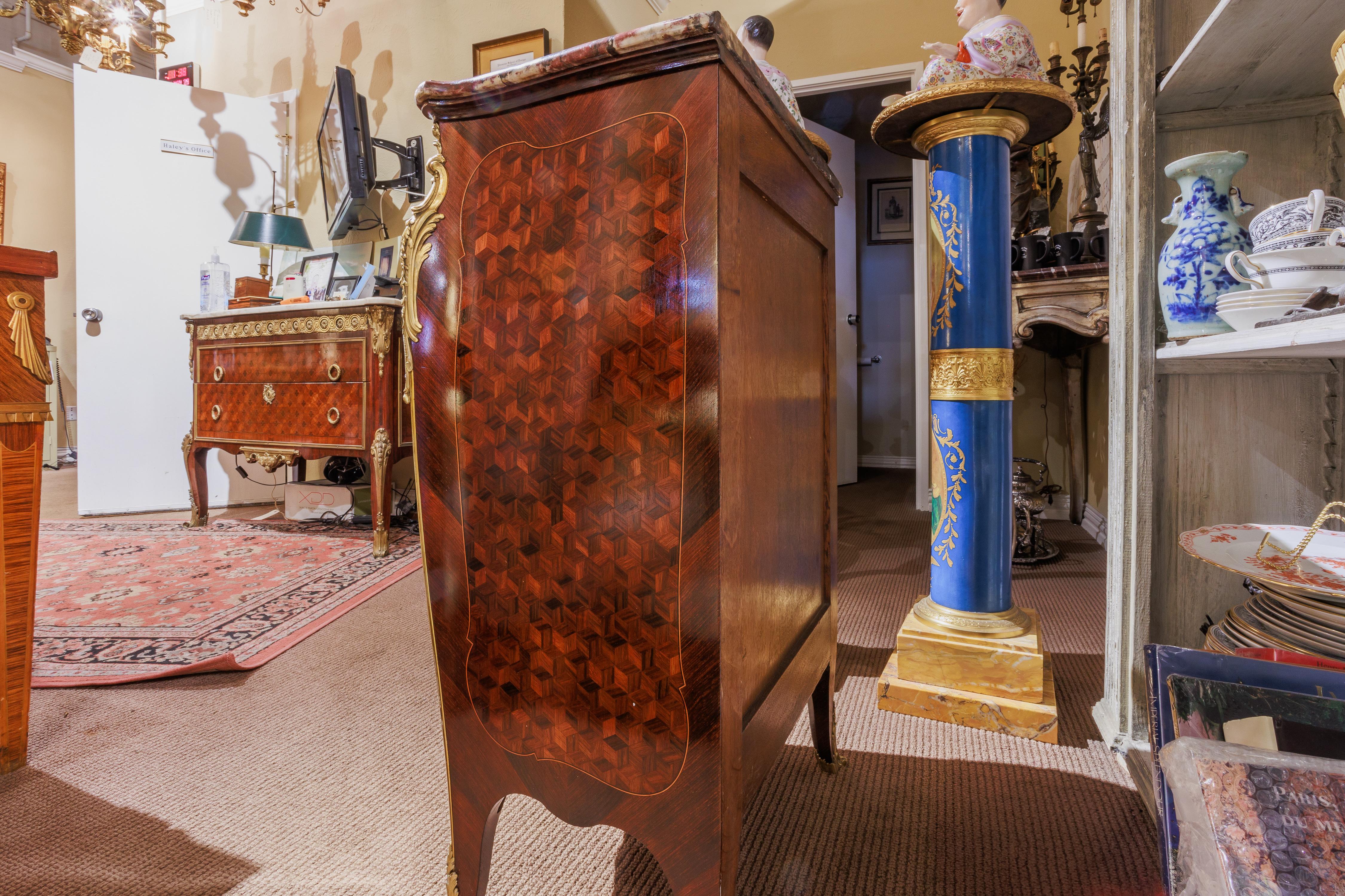 Belle Époque Un raffinato piccolo Chiffonier della fine del XIX secolo di Francois Link in vendita
